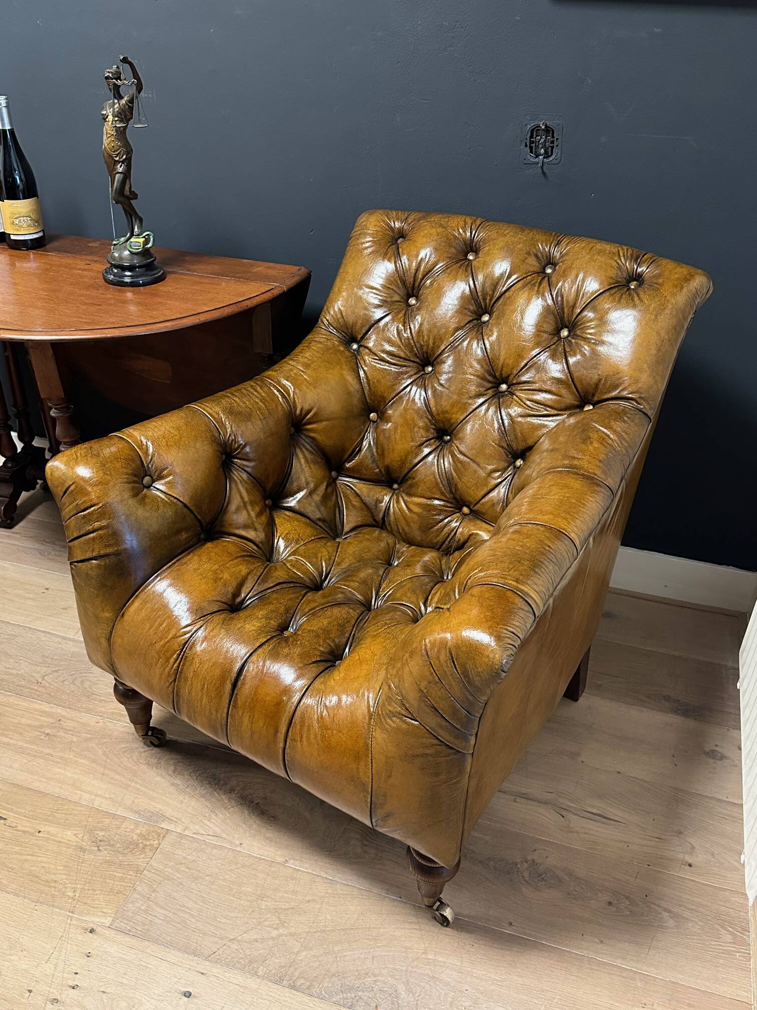 Set of 2 leather club chairs