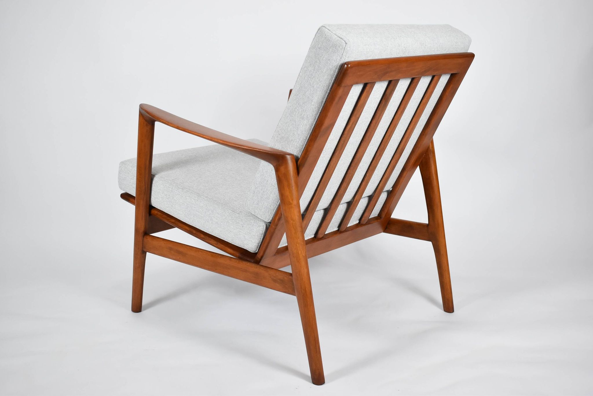 Fauteuil original restauré, tissu gris clair, années 1960, usine de meubles Swarzedzka