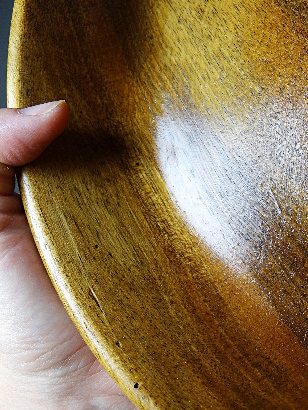 Teak or acacia wooden bowl, vintage craftsmanship from the 70s to 2000s.