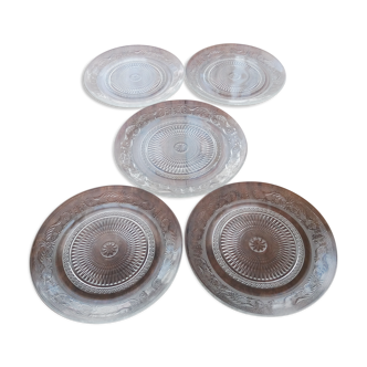 Lot d'assiettes anciennes en verre moulé