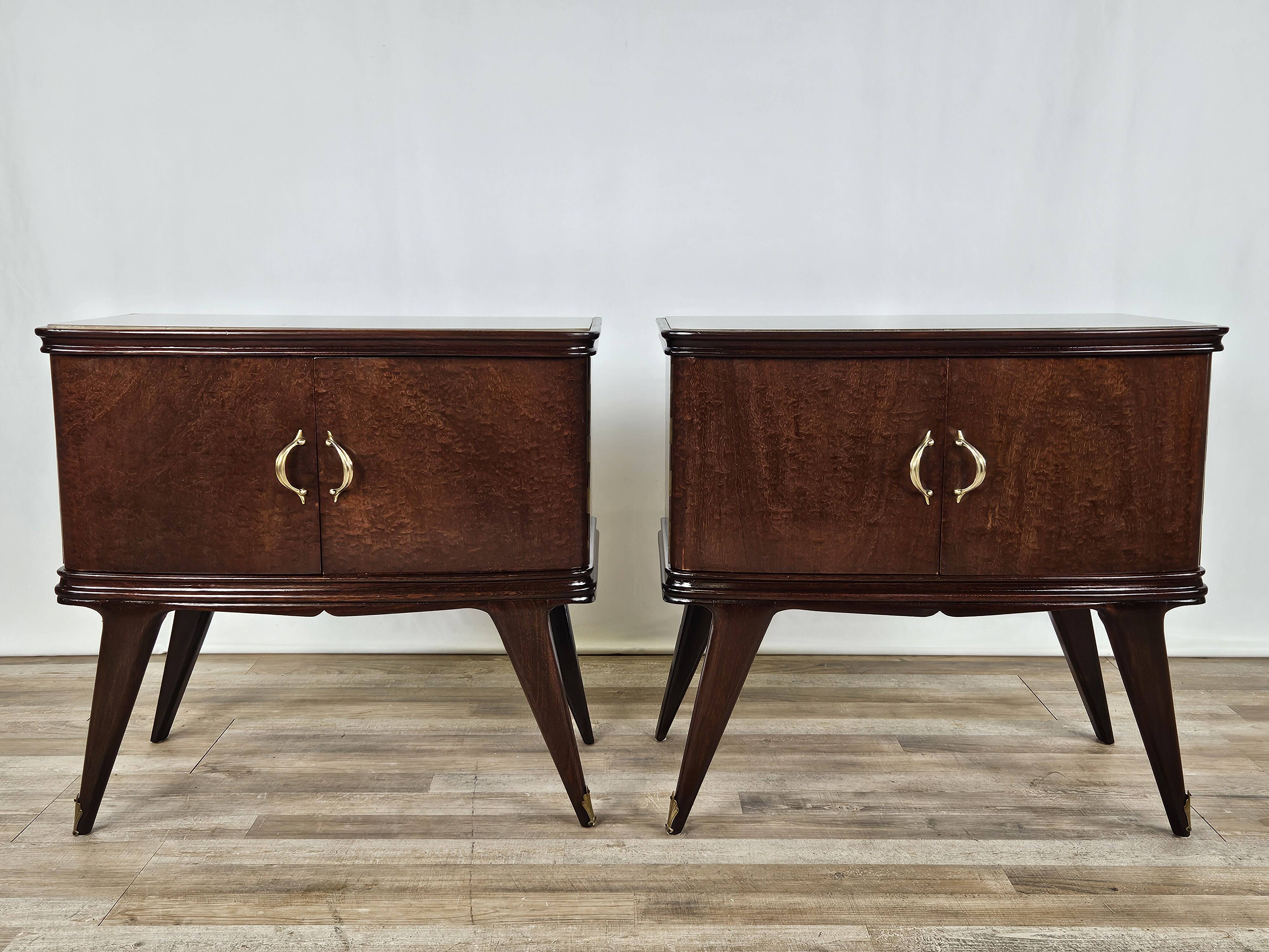 Paire de tables de chevet en acajou avec poignées en verre et laiton