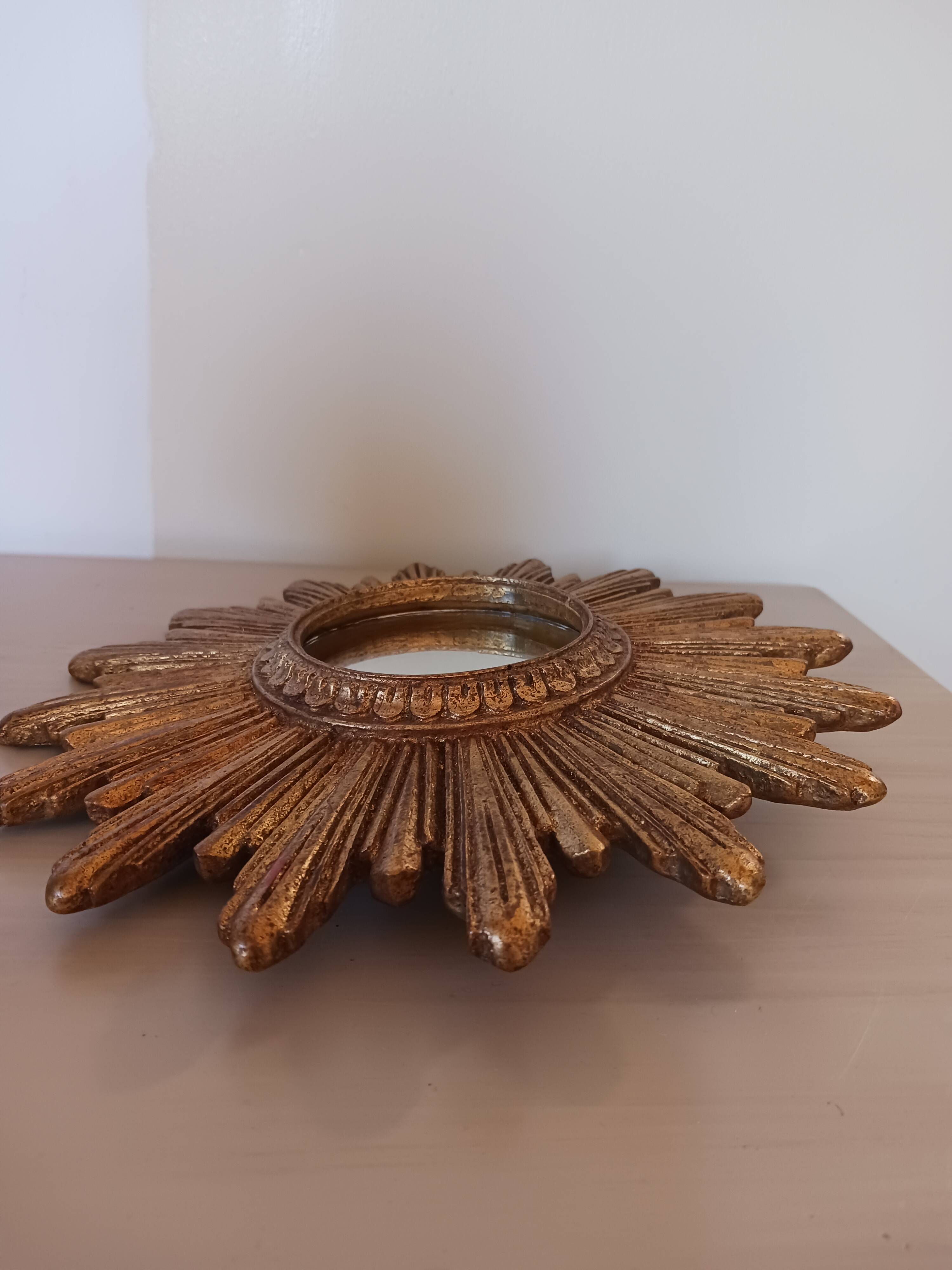 Miroir soleil vintage , en bois doré .