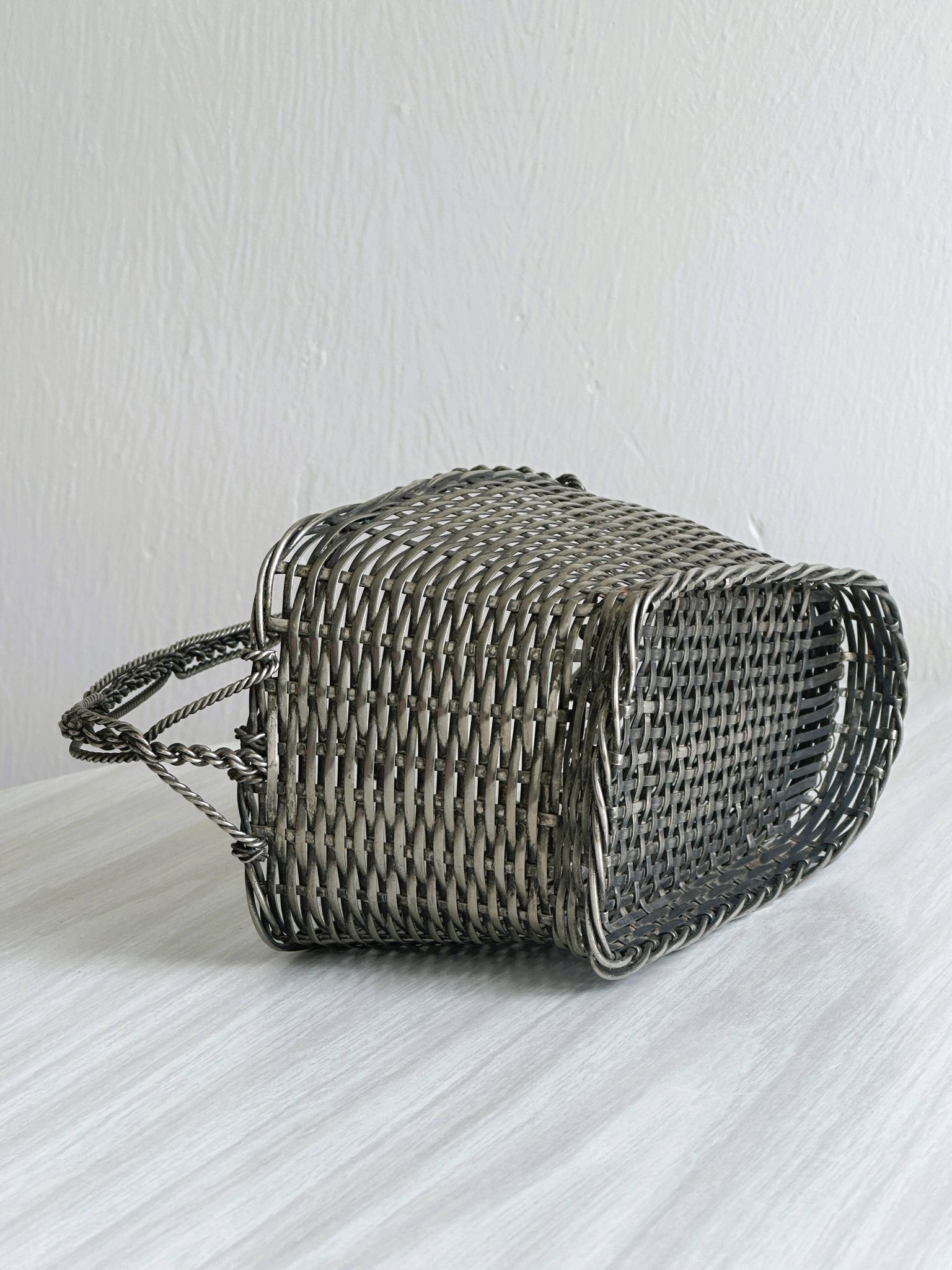 Panier à vin en métal tressé
