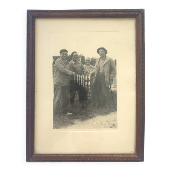 Trophée de pêche aux visages radieux, c. 1950. Photographie noir et blanc