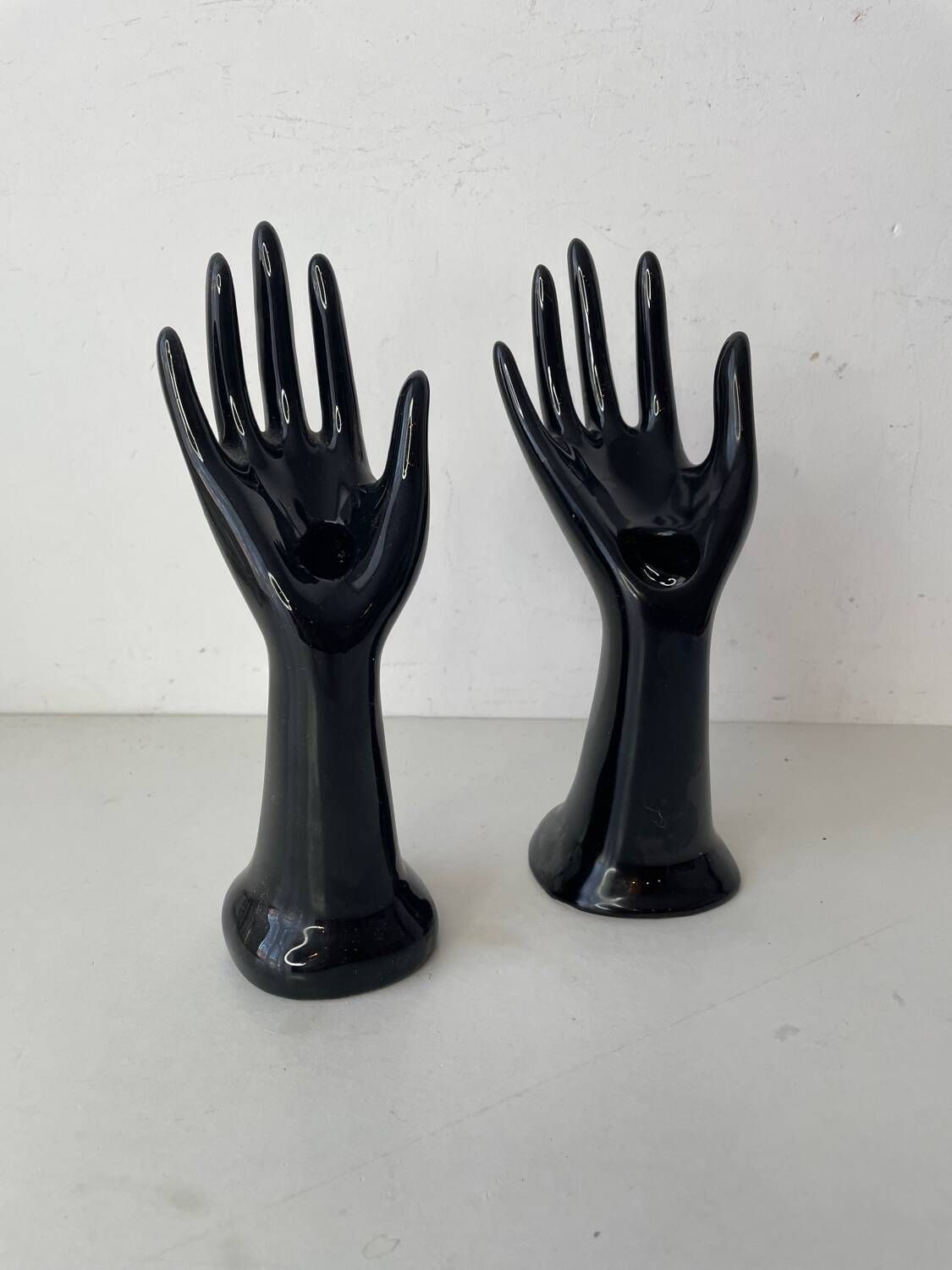 2 soliflores, baguiers en céramique noire en forme de main
