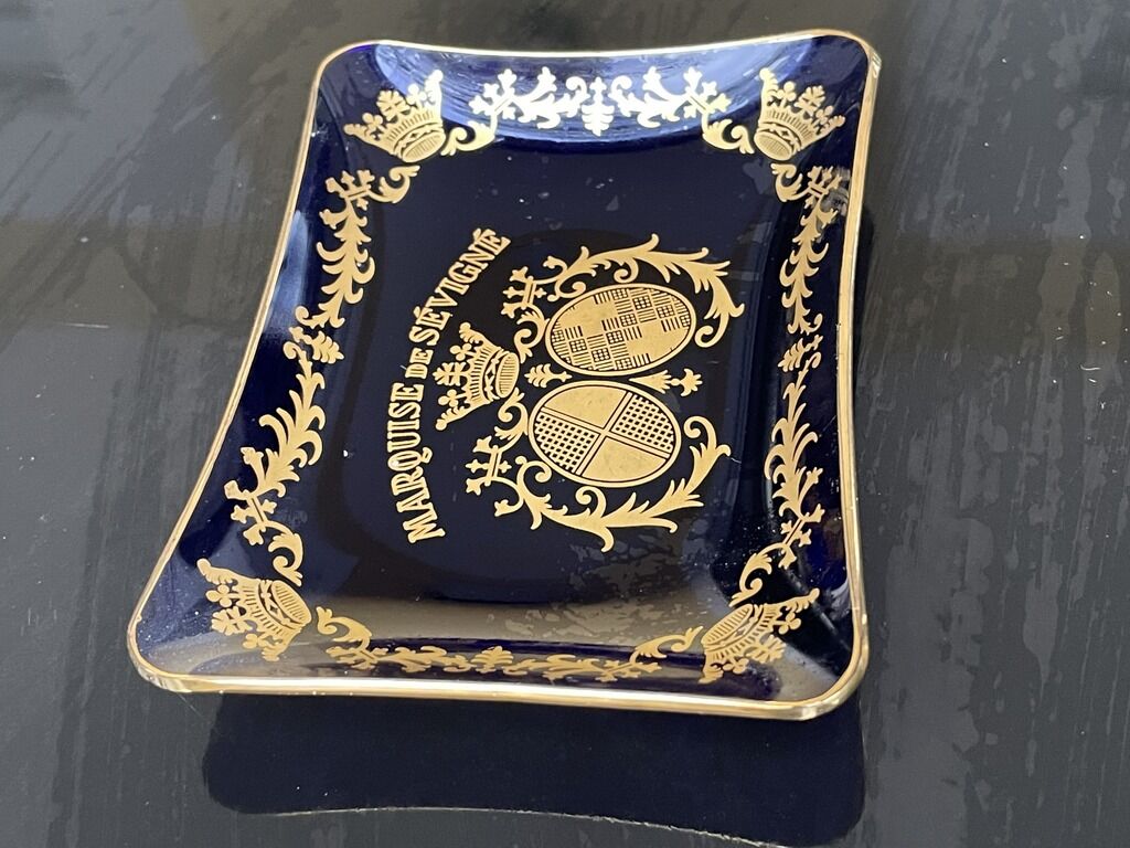 Empty Marquise de Sévigné glass pocket