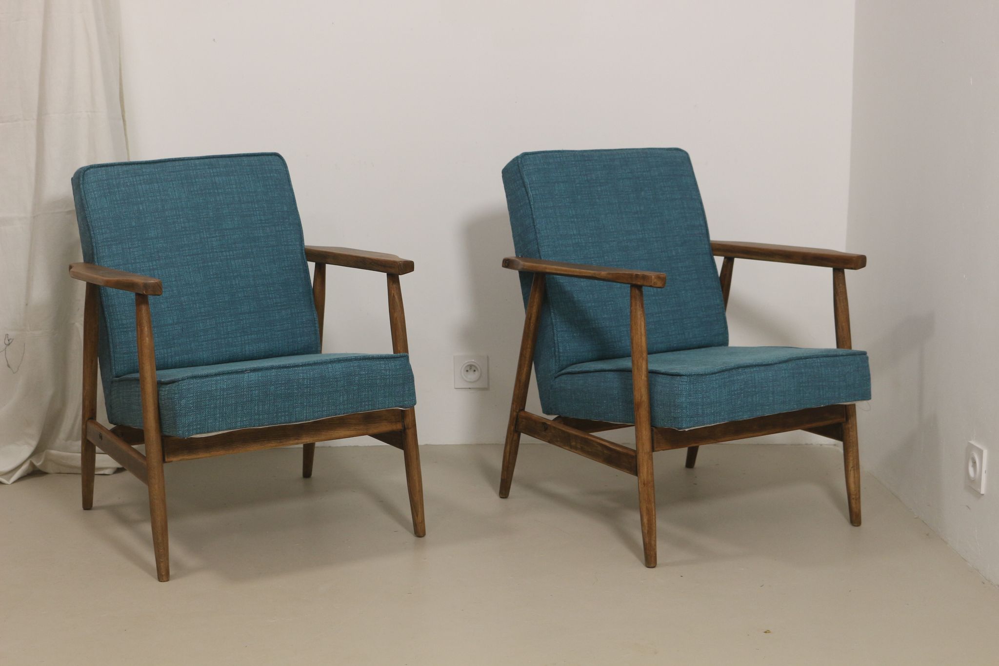 Pair of armchairs Henryk lily 300-190s 1970
