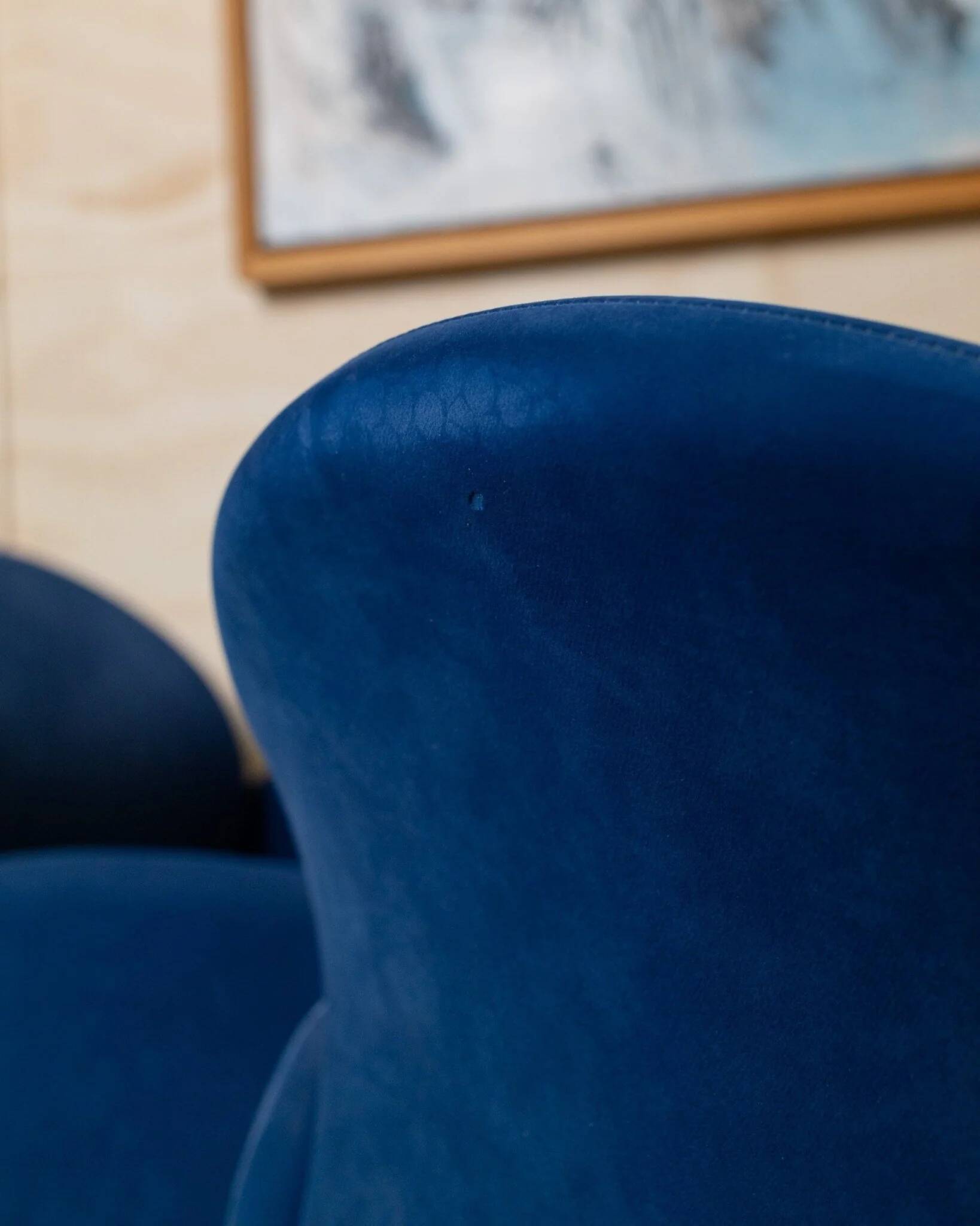 Paire de fauteuils en velours bleu avec pieds ronds en acrylique - design italien des années 1970.