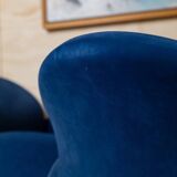 Paire de fauteuils en velours bleu avec pieds ronds en acrylique - design italien des années 1970.