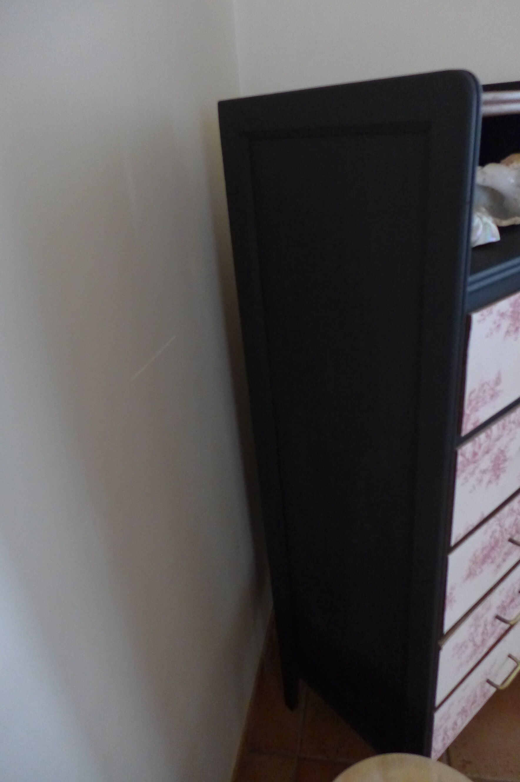 Chest of drawers in black and toile de Jouy