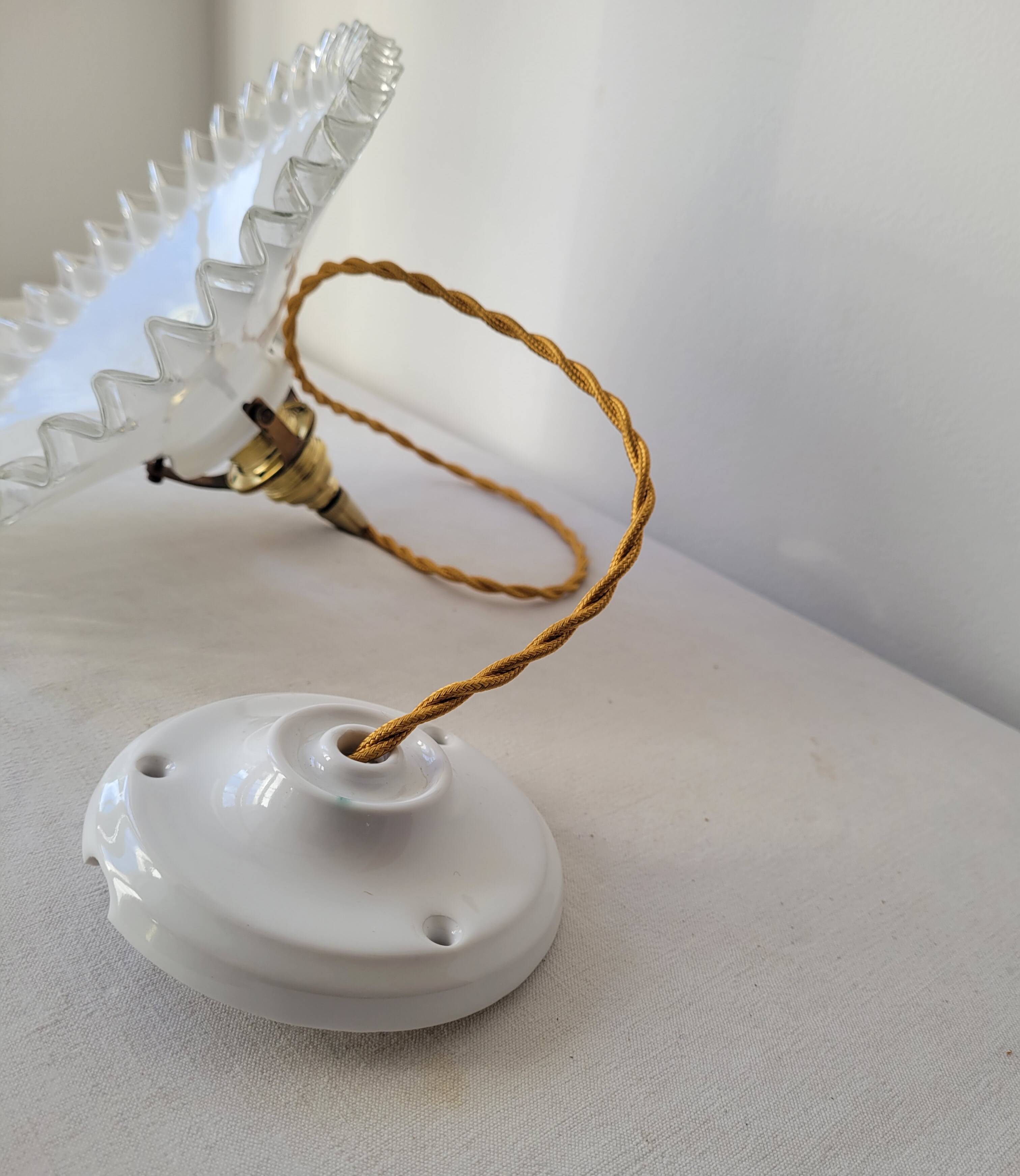 Pendant in serrated opaline
