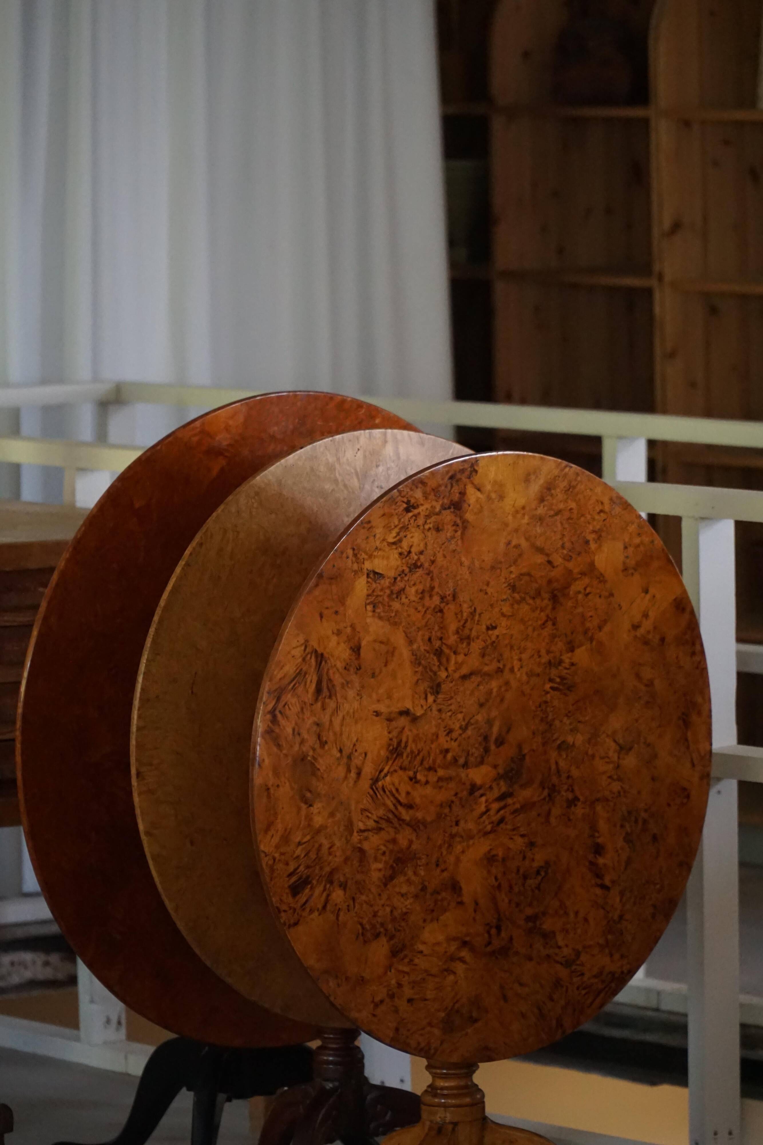 Table suédoise ancienne à plateau basculant en bois de ronce et socle, début du 19e siècle