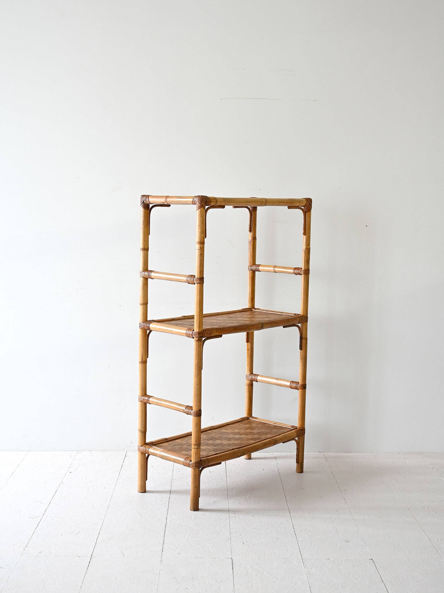 Bibliothèque vintage en bambou