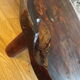Table basse brutaliste en bois massif