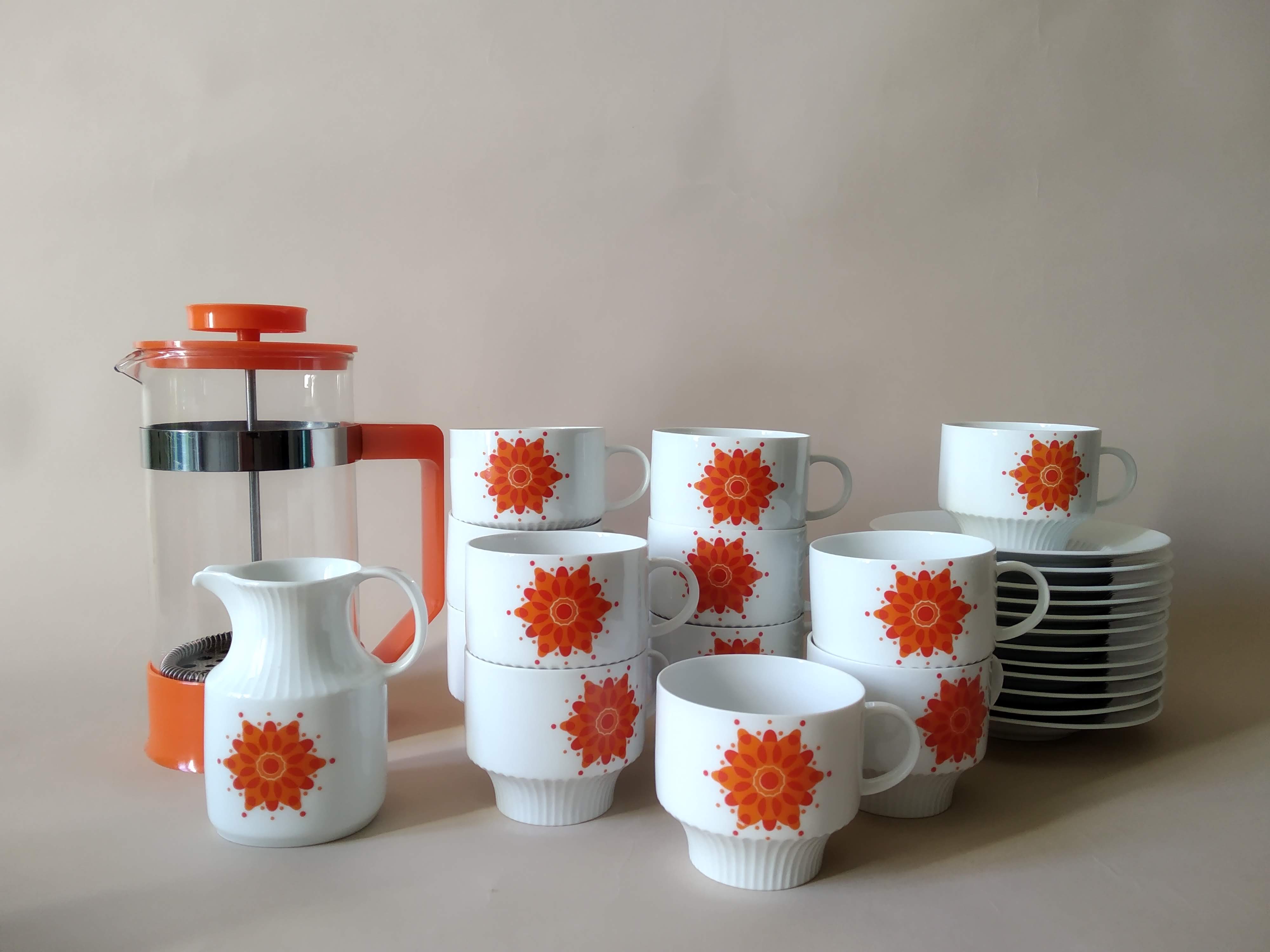 Lot 12 tasses à café et pot à lait en porcelaine Ak Kaiser années 70