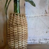 Bouteille dans une vannerie de rotin années 50