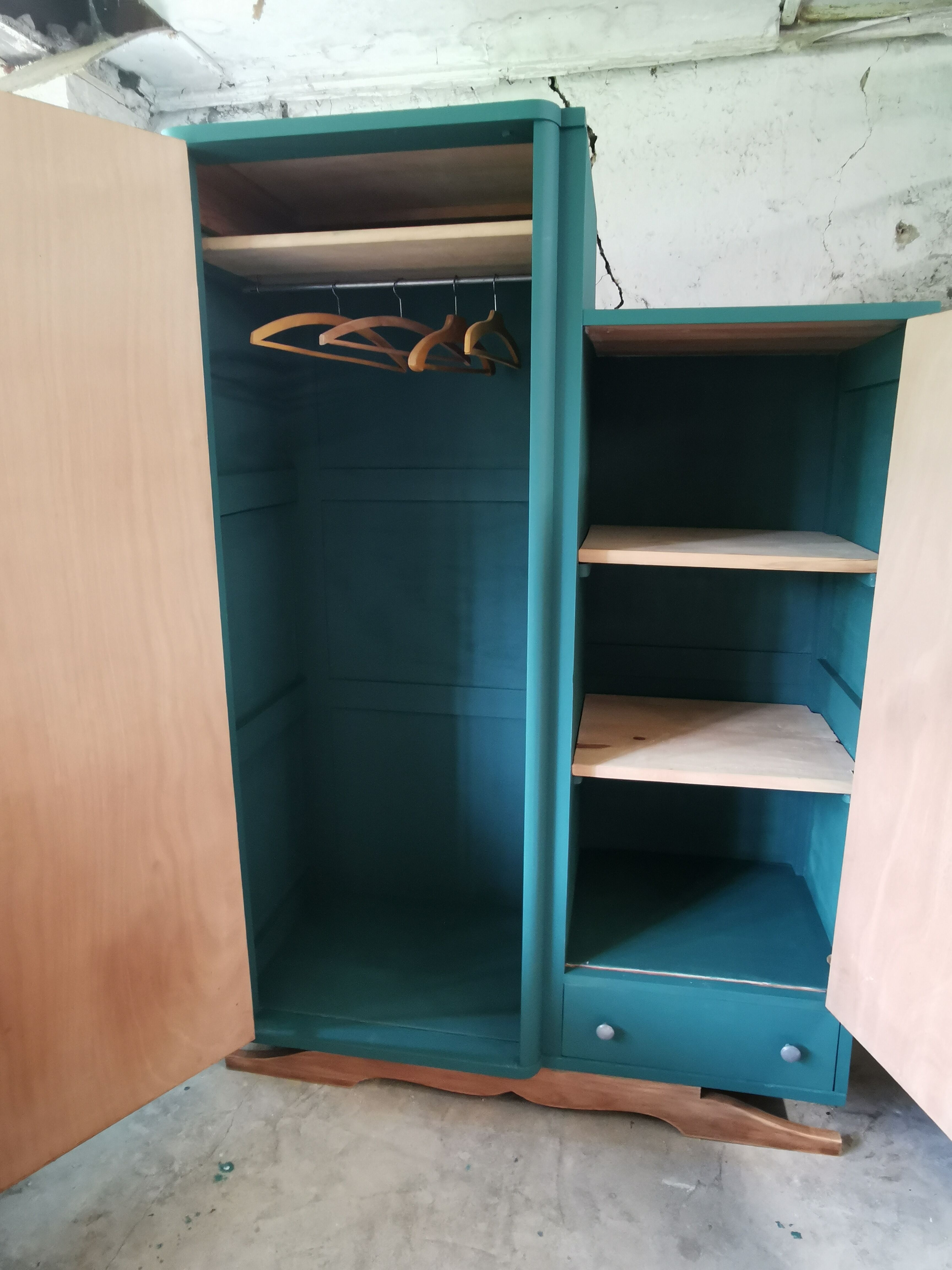 Asymmetrical cabinet