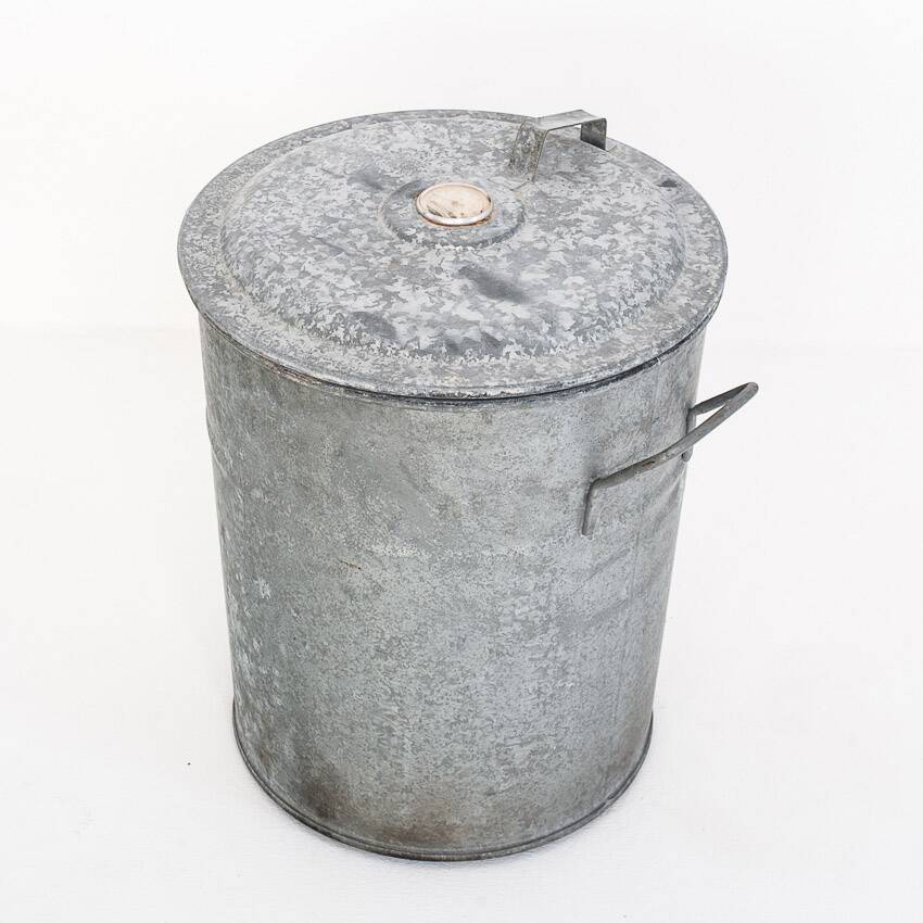 Vintage zinc canning bucket. Can be used as a wastepaper basket. 1940s