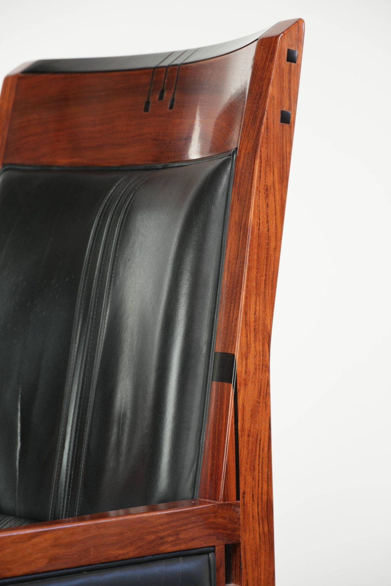 Fauteuil Art Déco en cuir de vache au design élégant