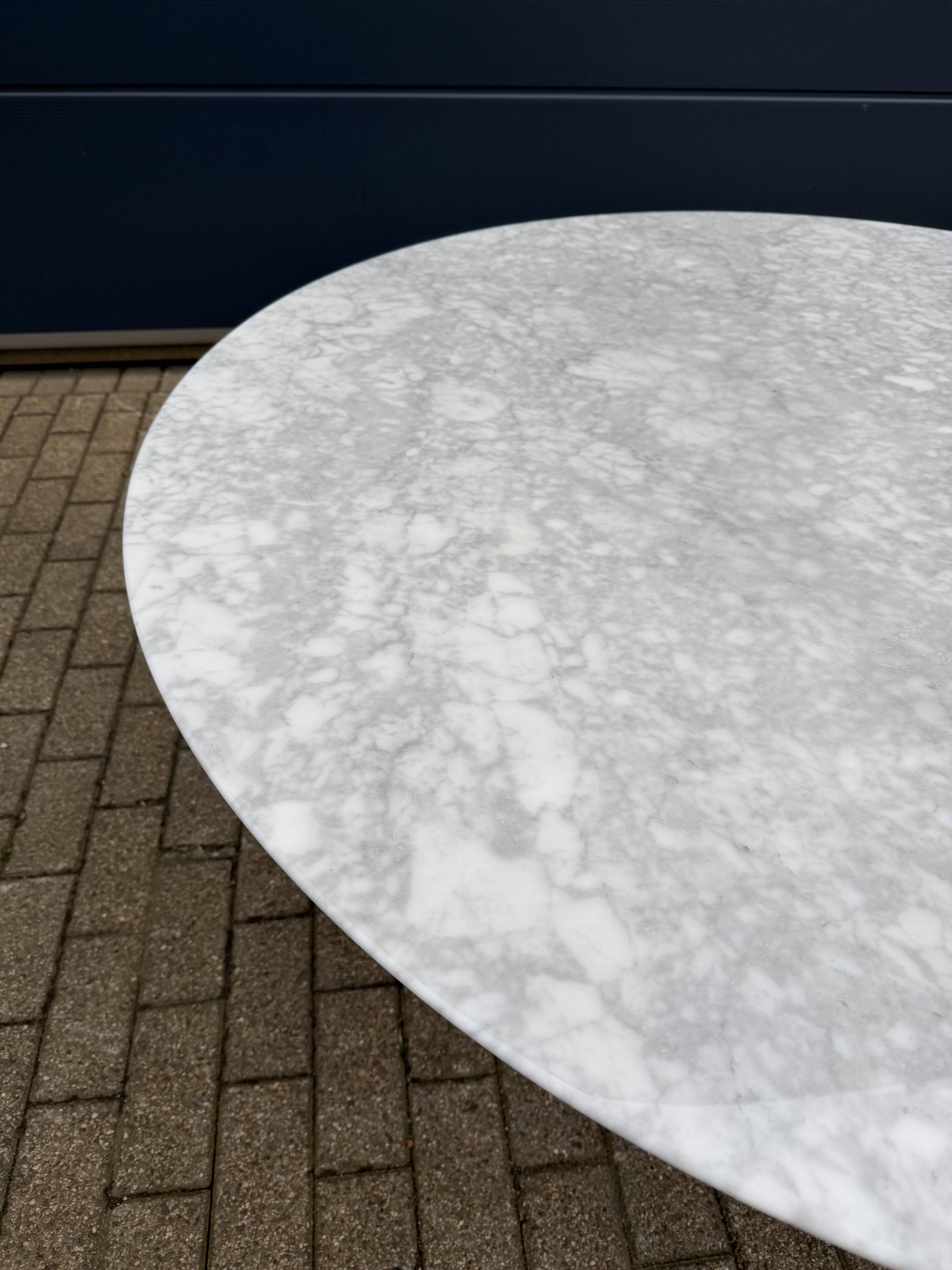 Original round dining table Knoll Tulip (137cm) Carrara
