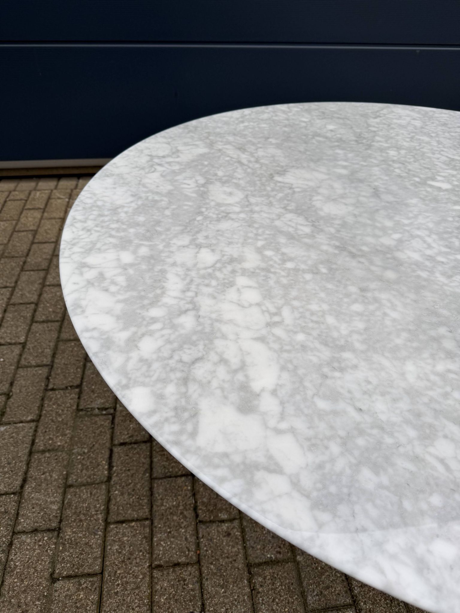Original round dining table Knoll Tulip (137cm) Carrara