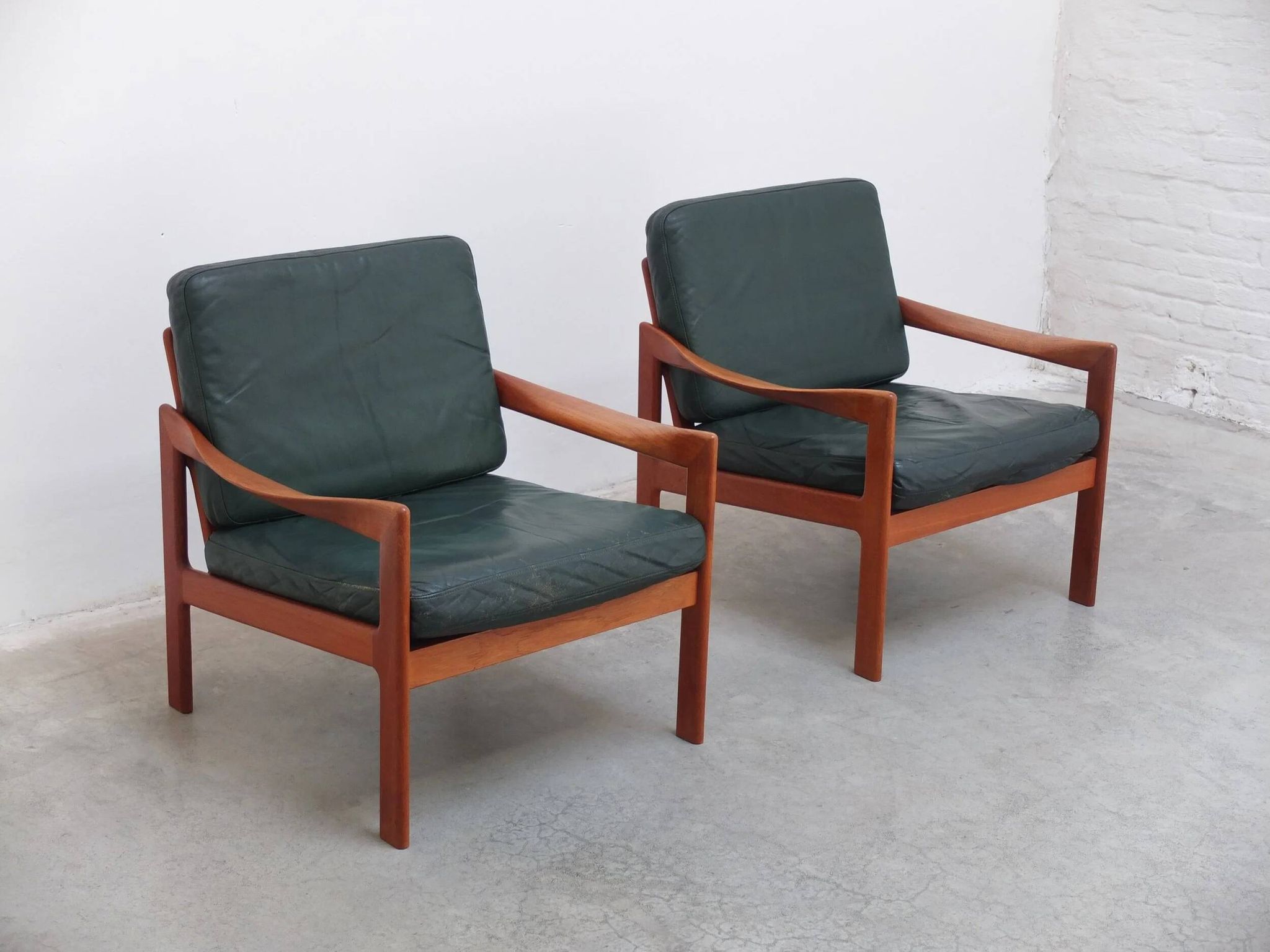 Paire de fauteuils danois par Illum Wikkelsø pour Niels Eilersen, années 1960.