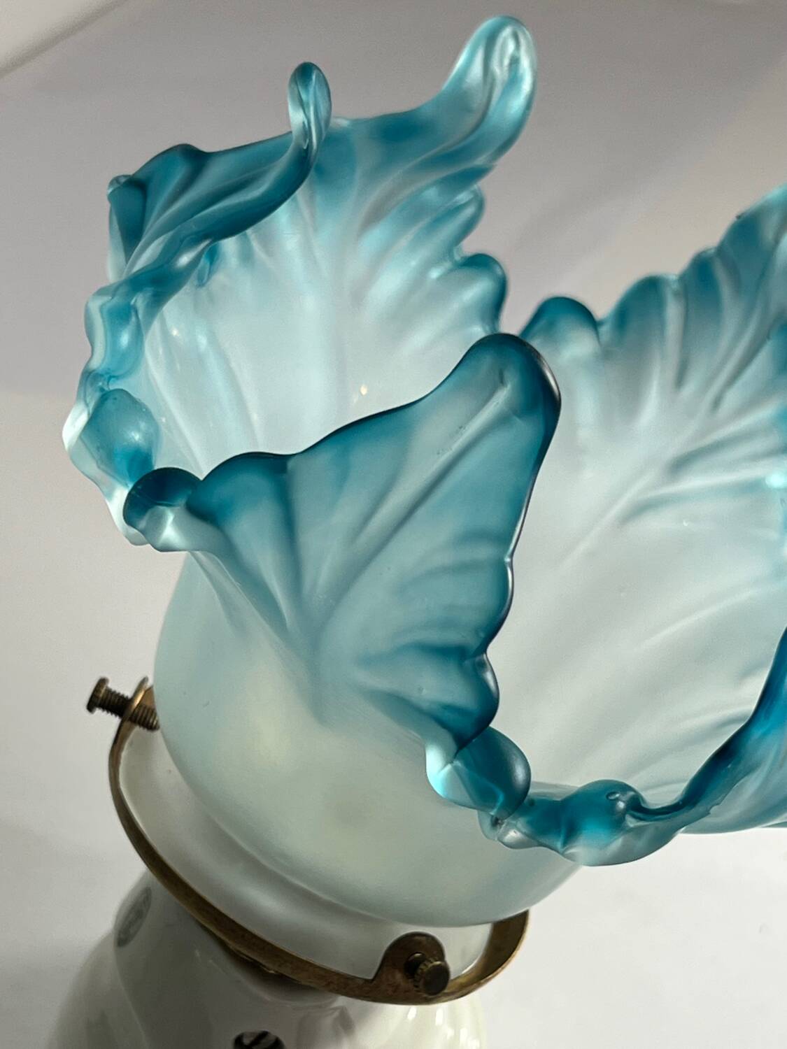 Pair of wall lights with porcelain feet and blue glass tulips in Art Deco style.