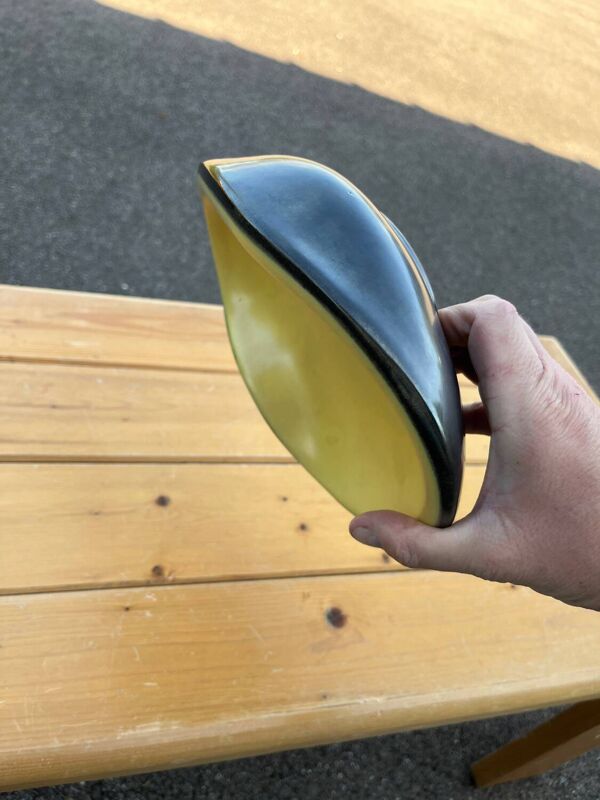 Grande coupe vintage 1950 en ceramique noire et jaune forme libre