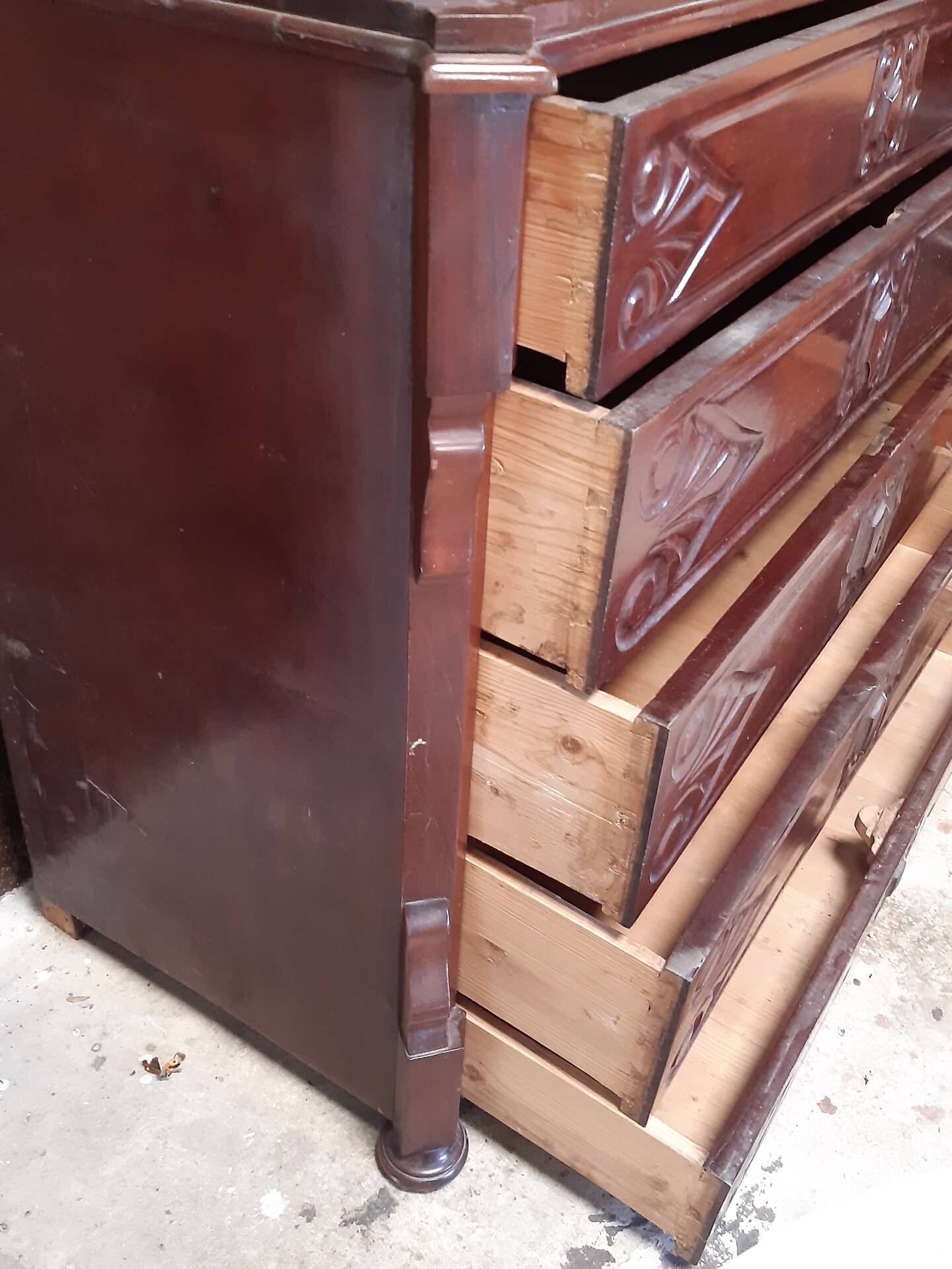 Chest of drawers with 5 drawers.