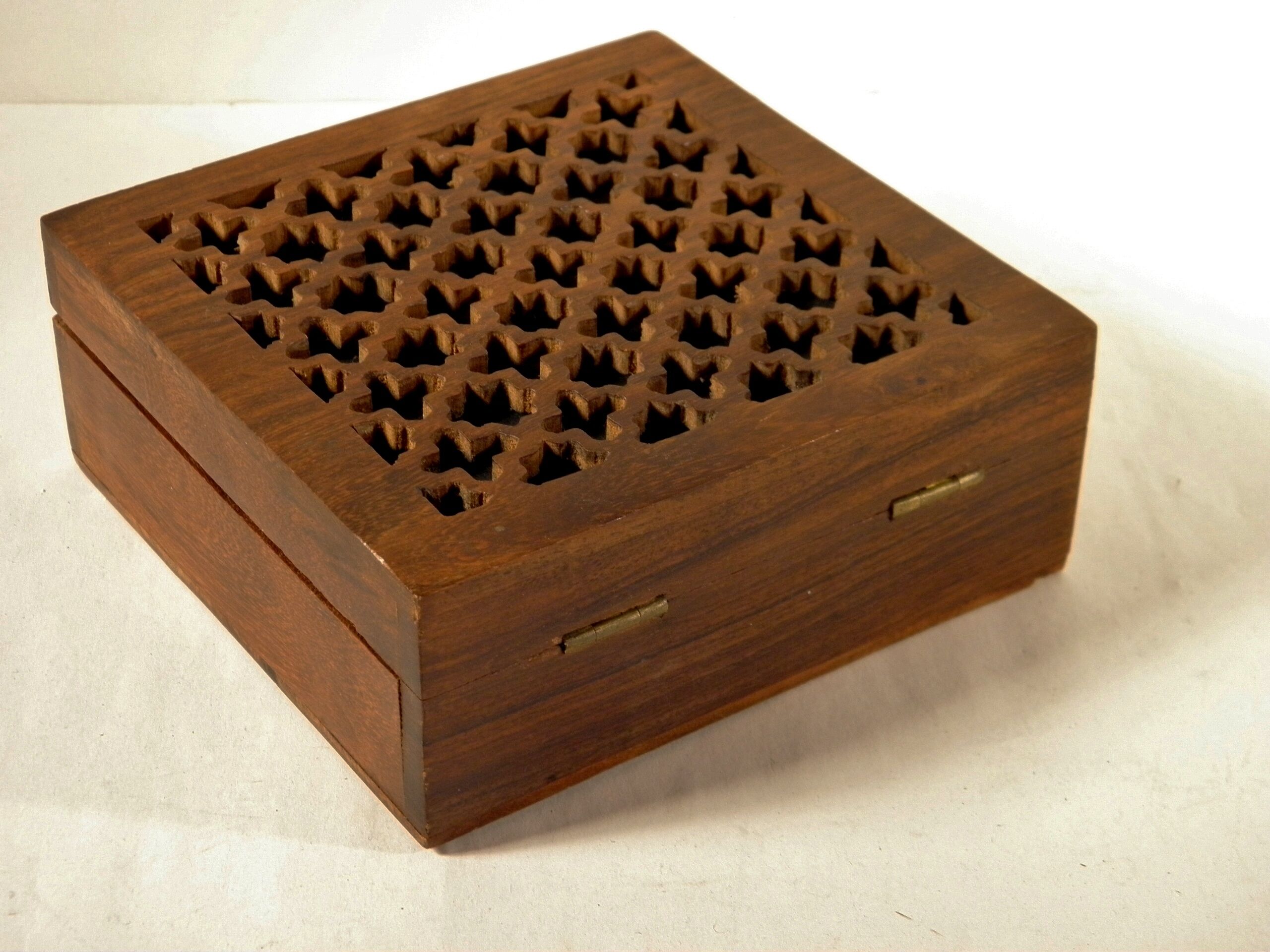 Openwork wooden box 13 x 13 cm