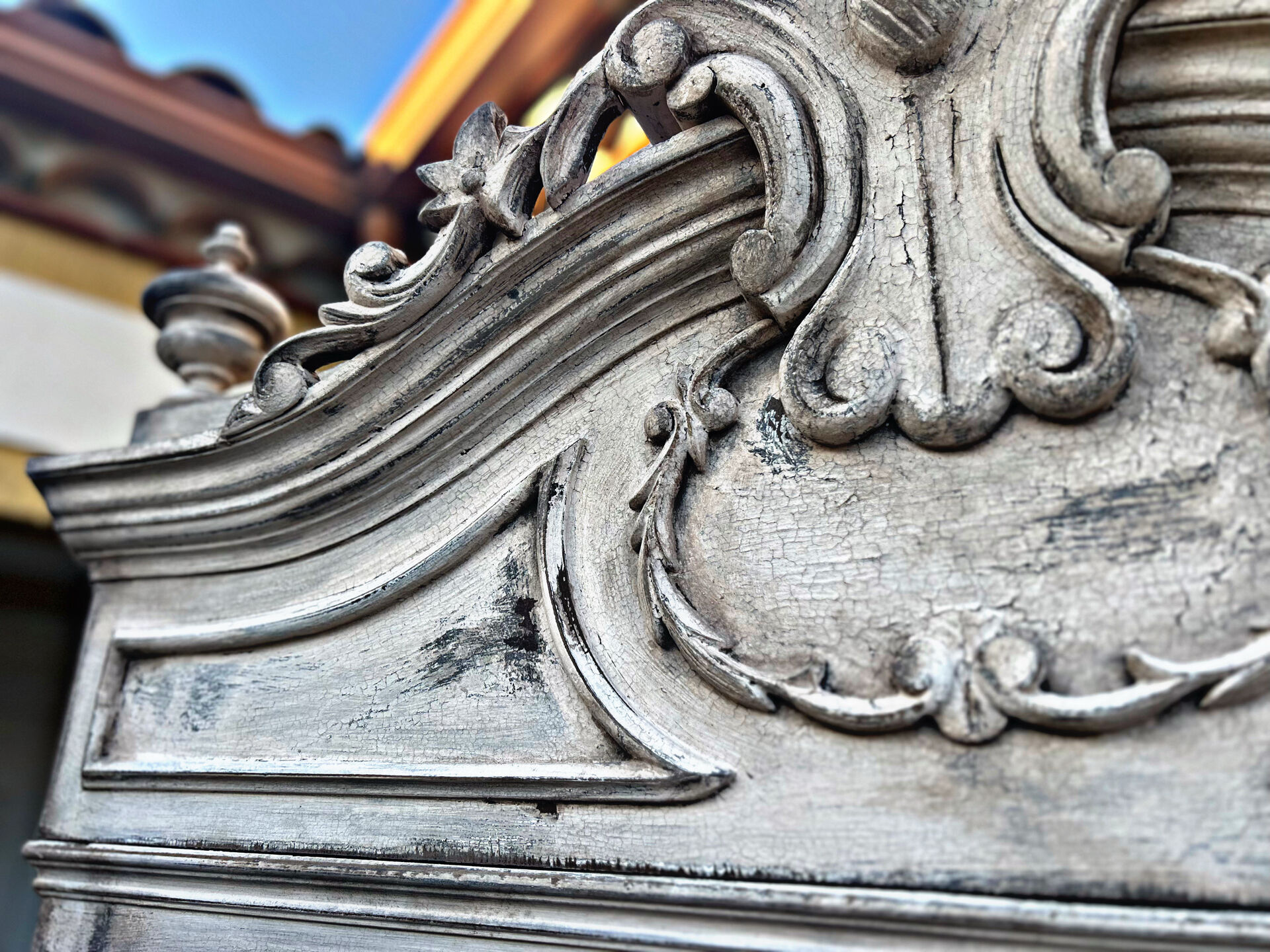 Patinated Tuscan-style bonnetière