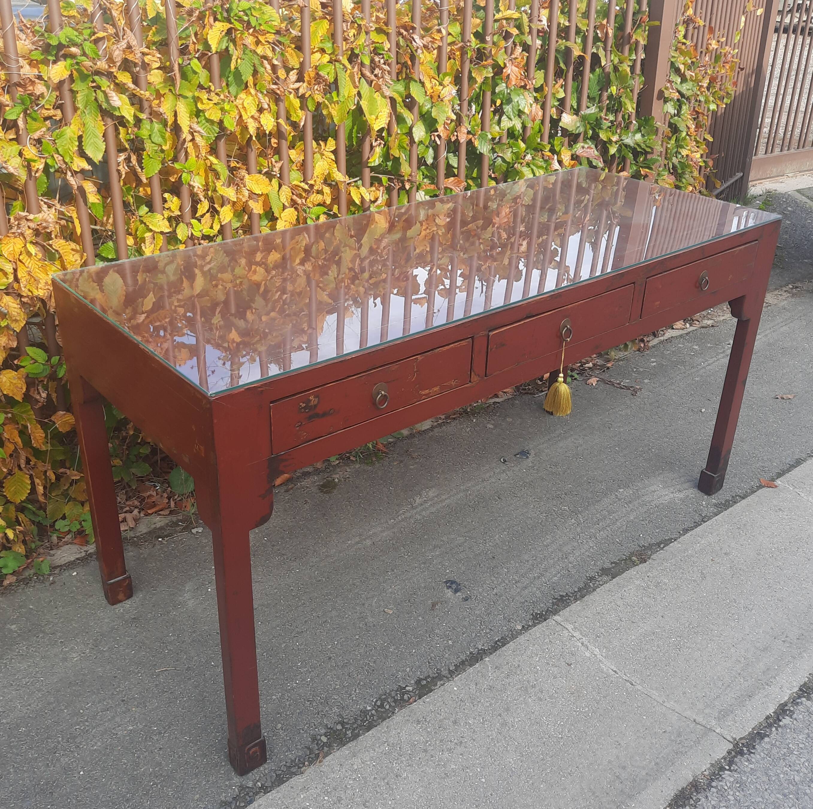 Grande console à tirroir  d extreme orient laquée rouge