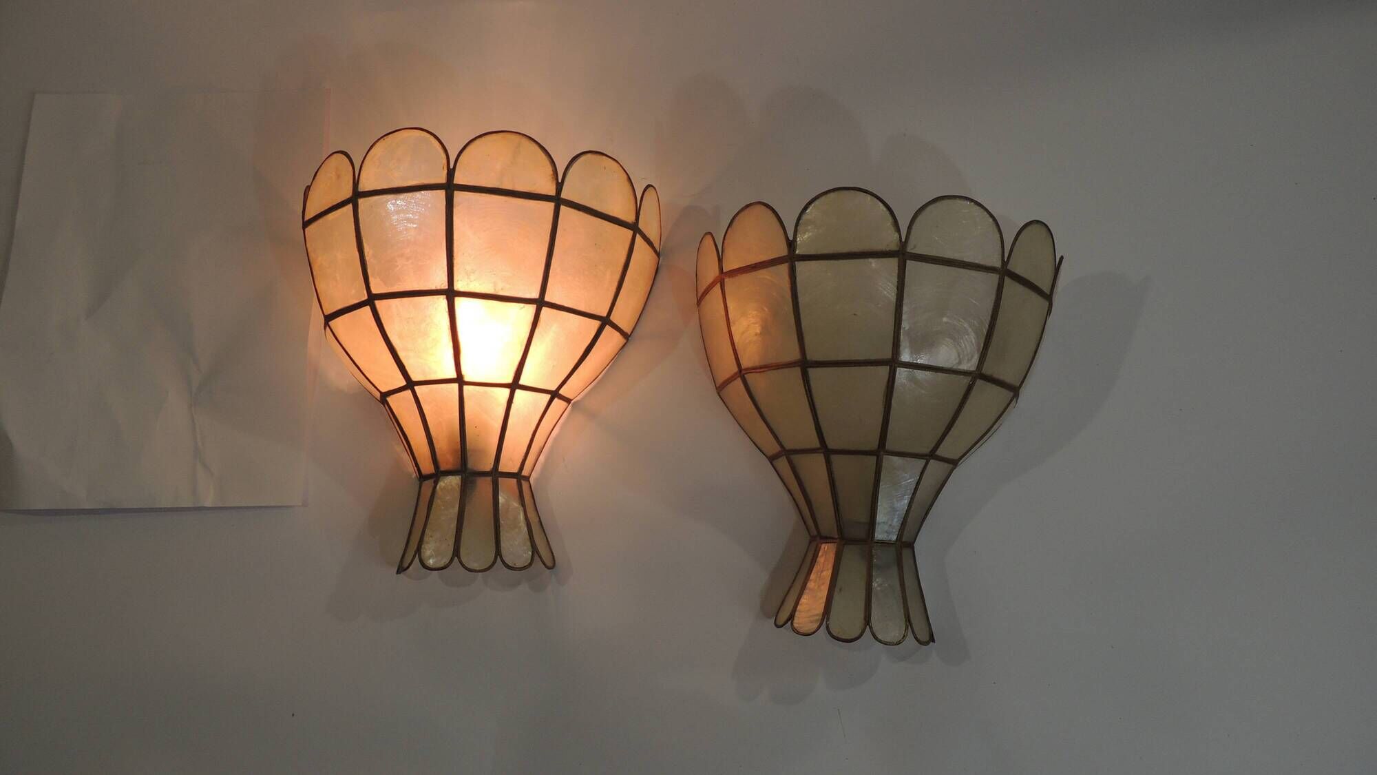 Pair of vintage mother-of-pearl and brass wall sconces – Floral shape