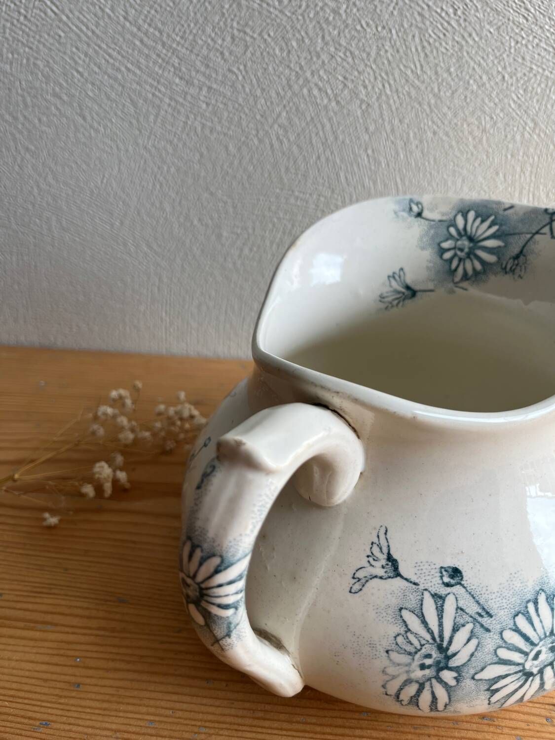 Old jug / pitcher with Daisy pattern from La Faïencerie Nouvelle in Givors.