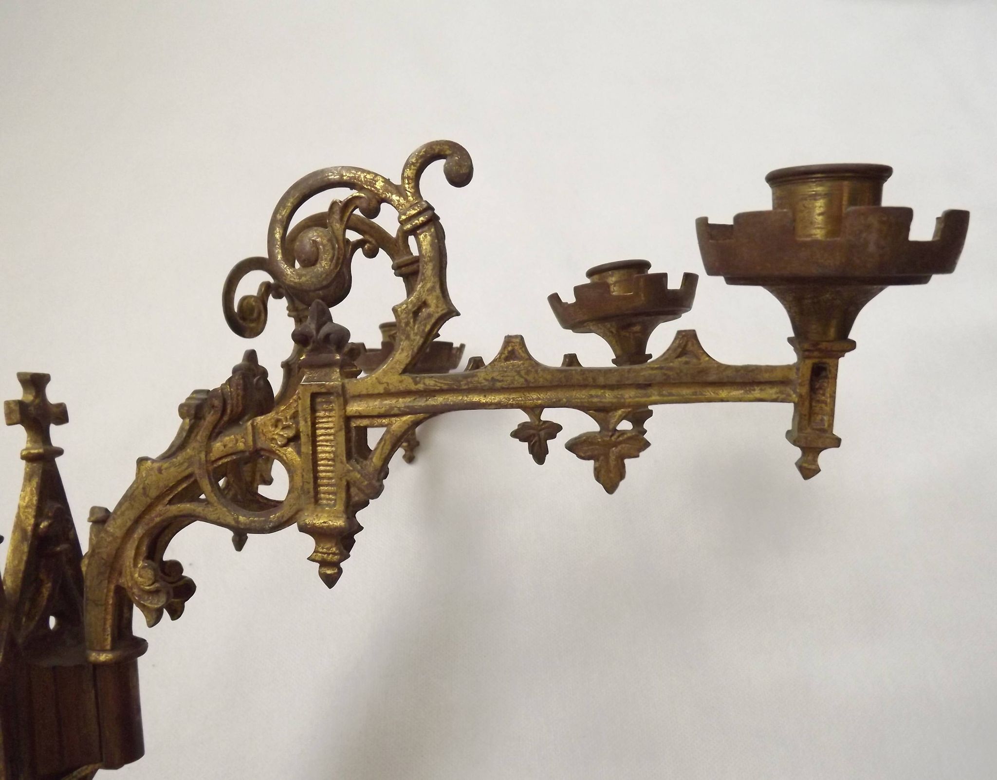 Ensemble élégant de trois appliques murales en bronze doré de style gothique français.