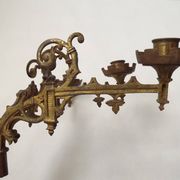 Ensemble élégant de trois appliques murales en bronze doré de style gothique français.