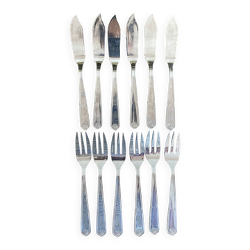 Fish cutlery in stainless steel with shell decoration