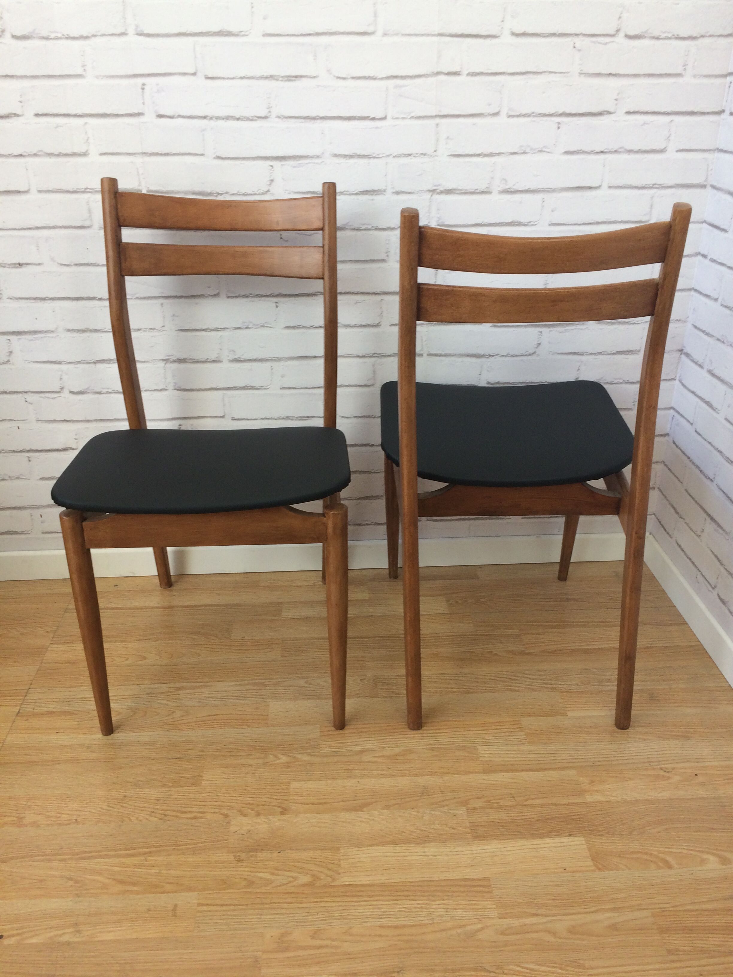 Lot of 2 Scandinavian chairs