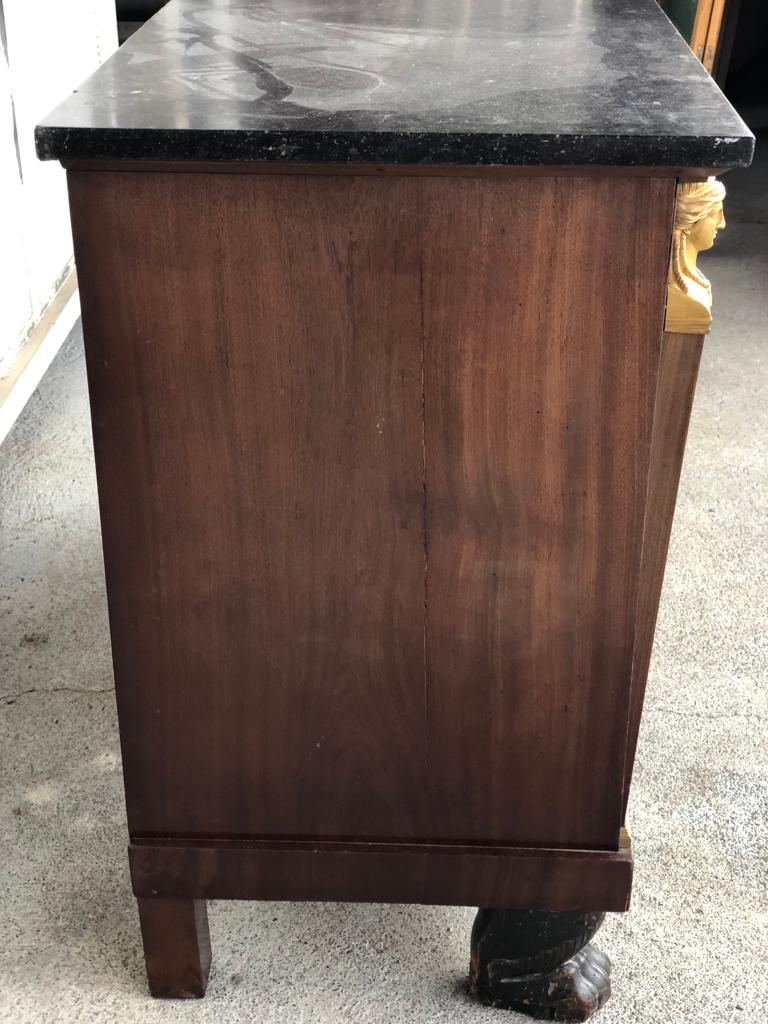 Commode retour d’égypte en acajou pieds griffes époque empire