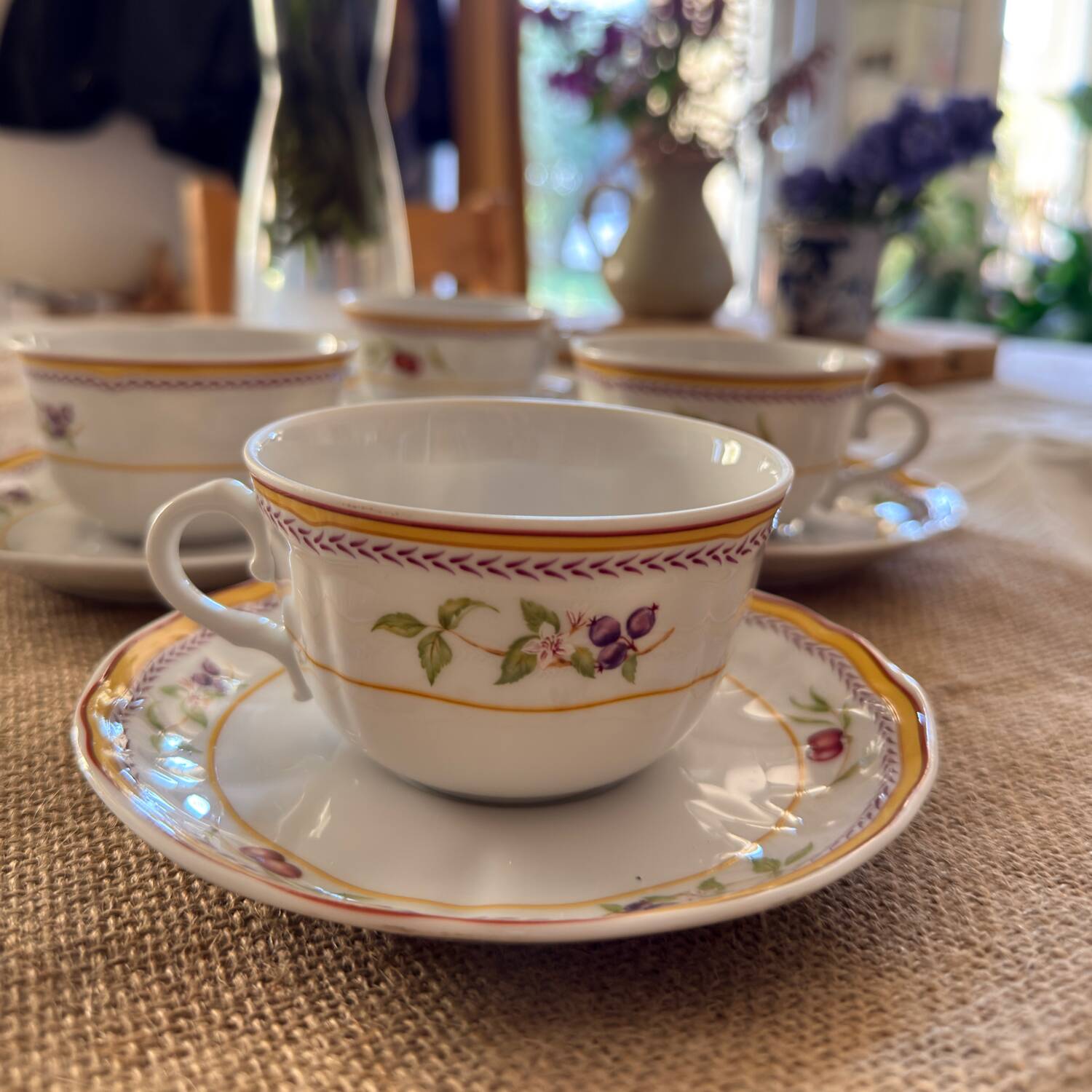 Lot de 4 tasses & soucoupes en porcelaine — Bruno Evrard, modèle Myrtille
