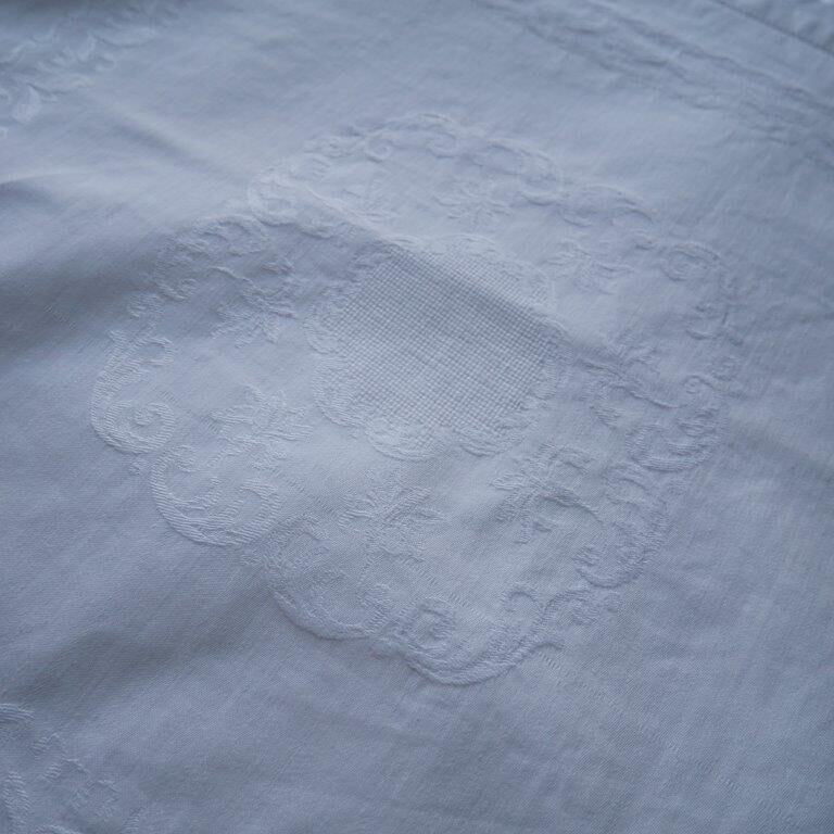 White cotton damask tablecloth with 6 towels