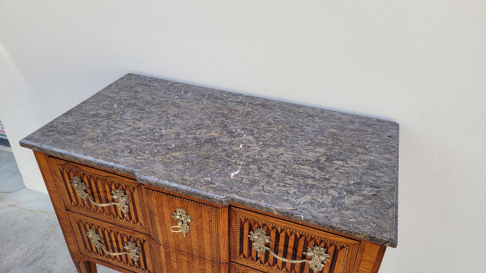 Commode sauteuse Louis XVI en marqueterie 19ème