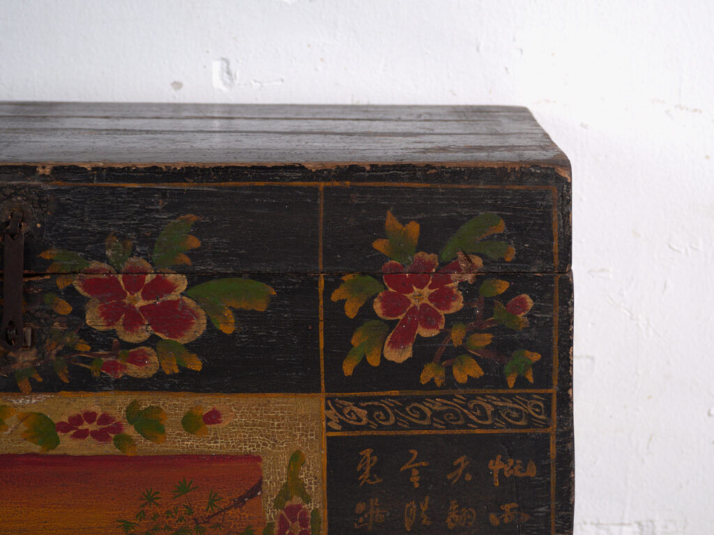 Coffre ancien peint en bois de pin – Chine, vers 1900