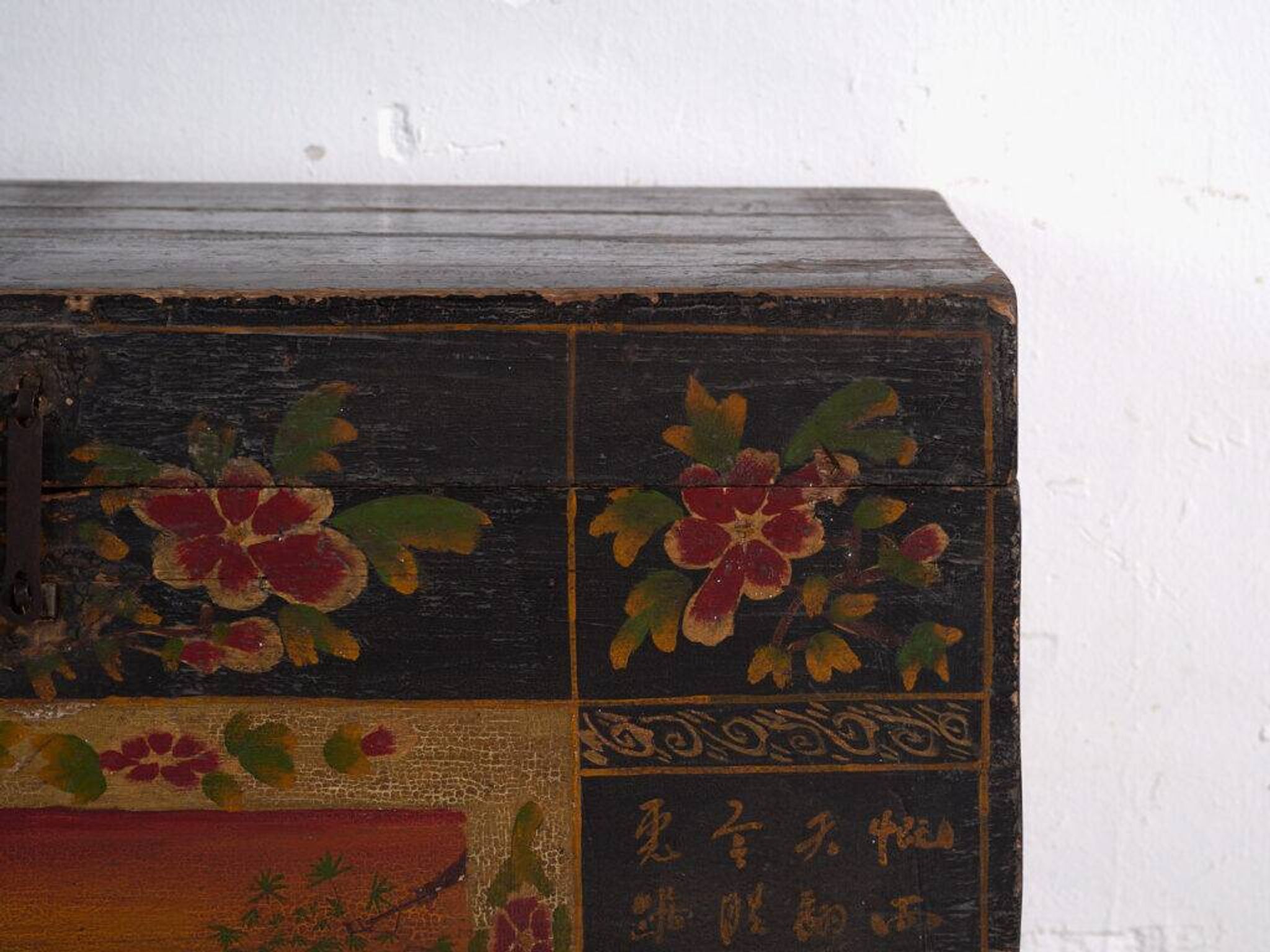 Coffre ancien peint en bois de pin – Chine, vers 1900