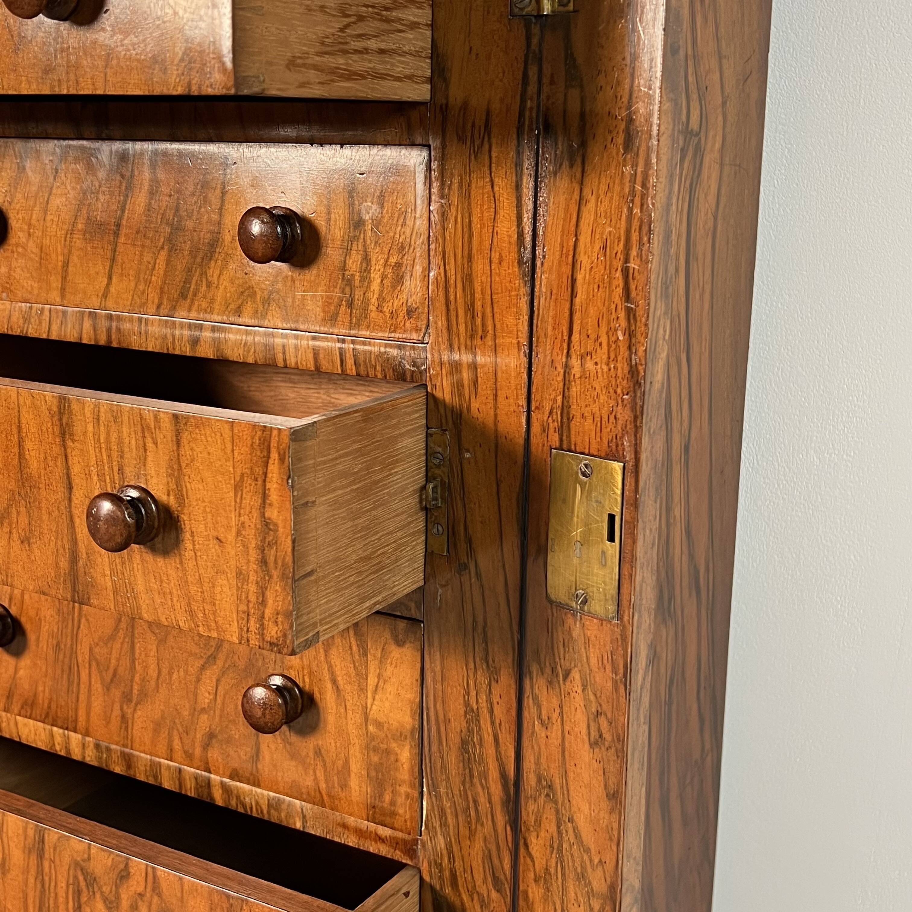 Commode Wellington anglaise en placage de noyer, époque Victorienne