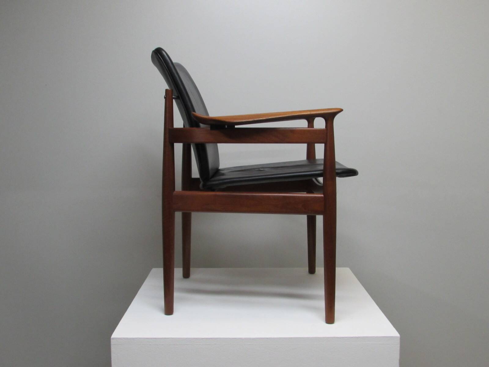 Finn Juhl model 192 in Teak, leather for France & Daverkosen