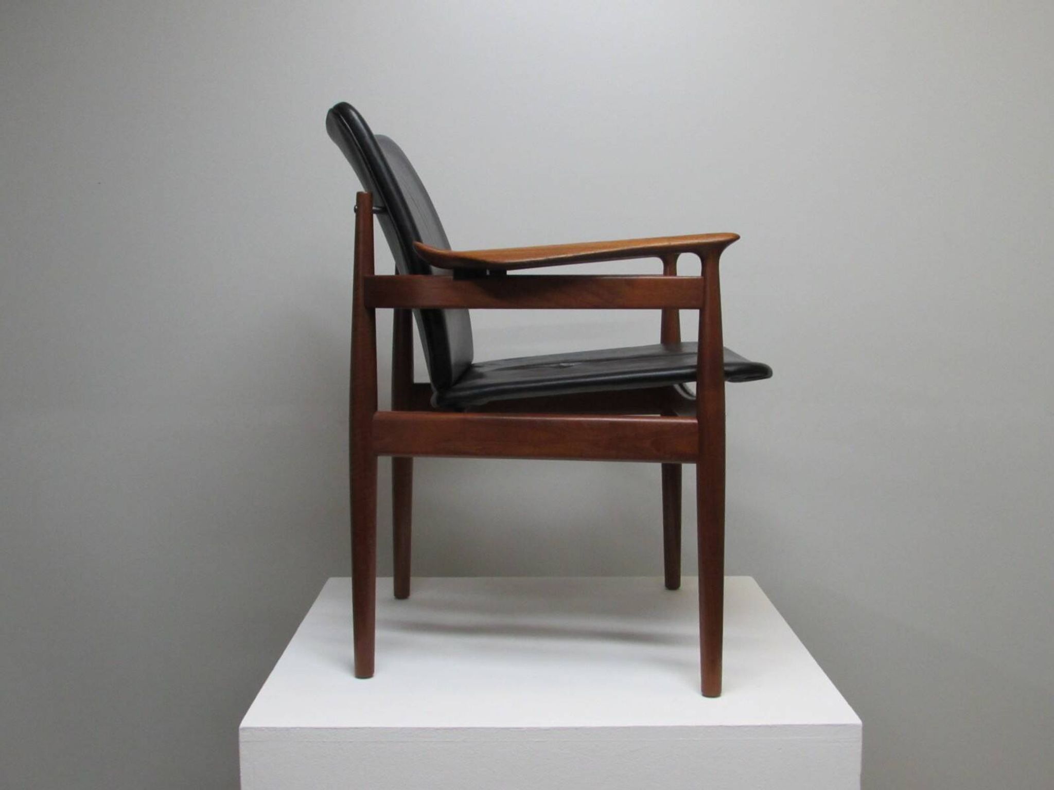 Finn Juhl model 192 in Teak, leather for France & Daverkosen