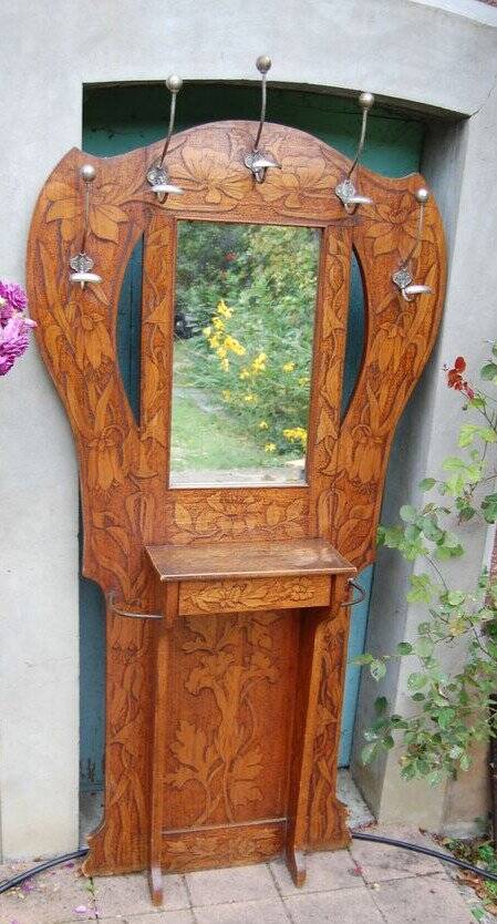 Art Nouveau cloakroom