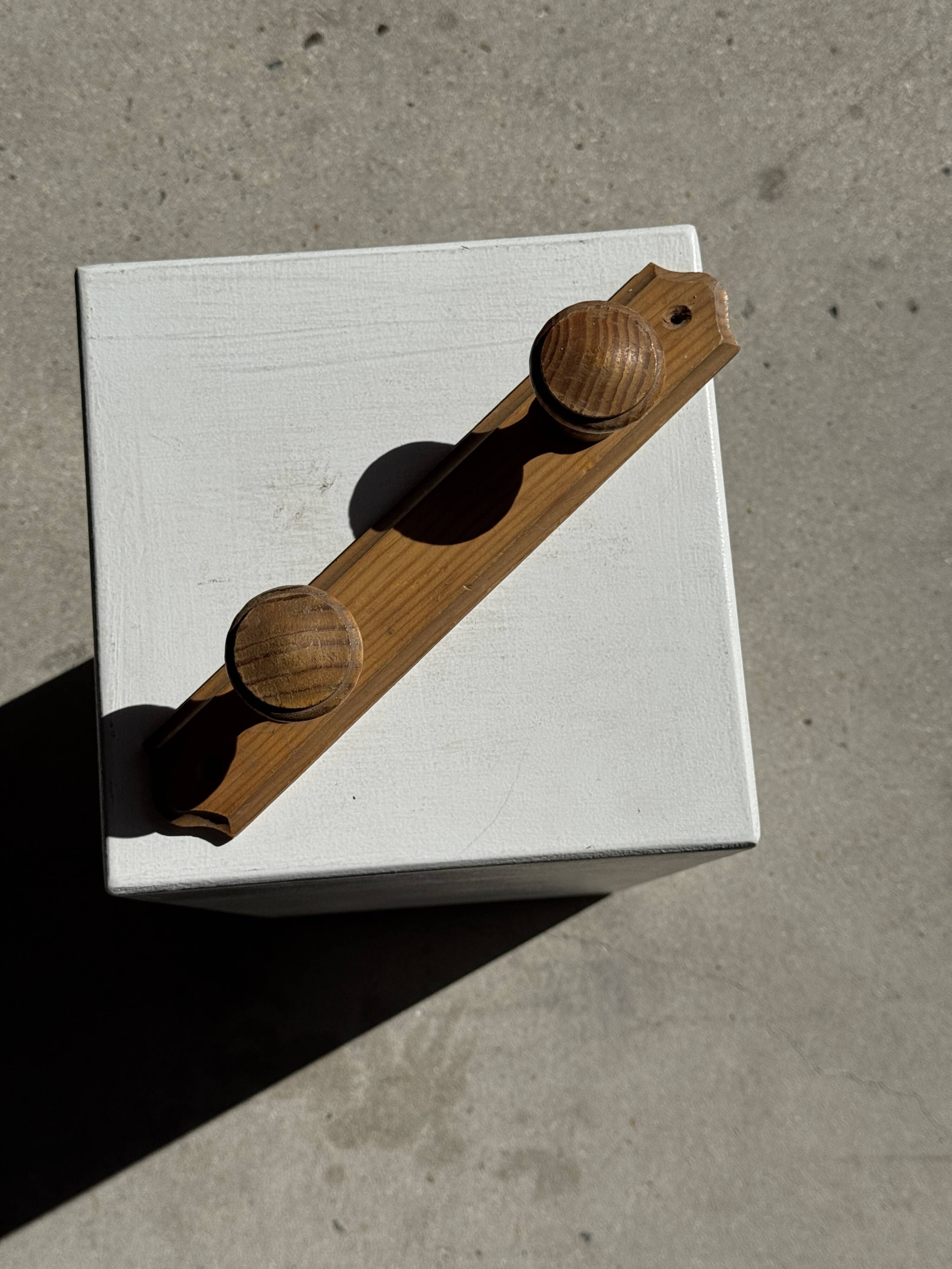 Small coat hook with two round button hooks in pine H5