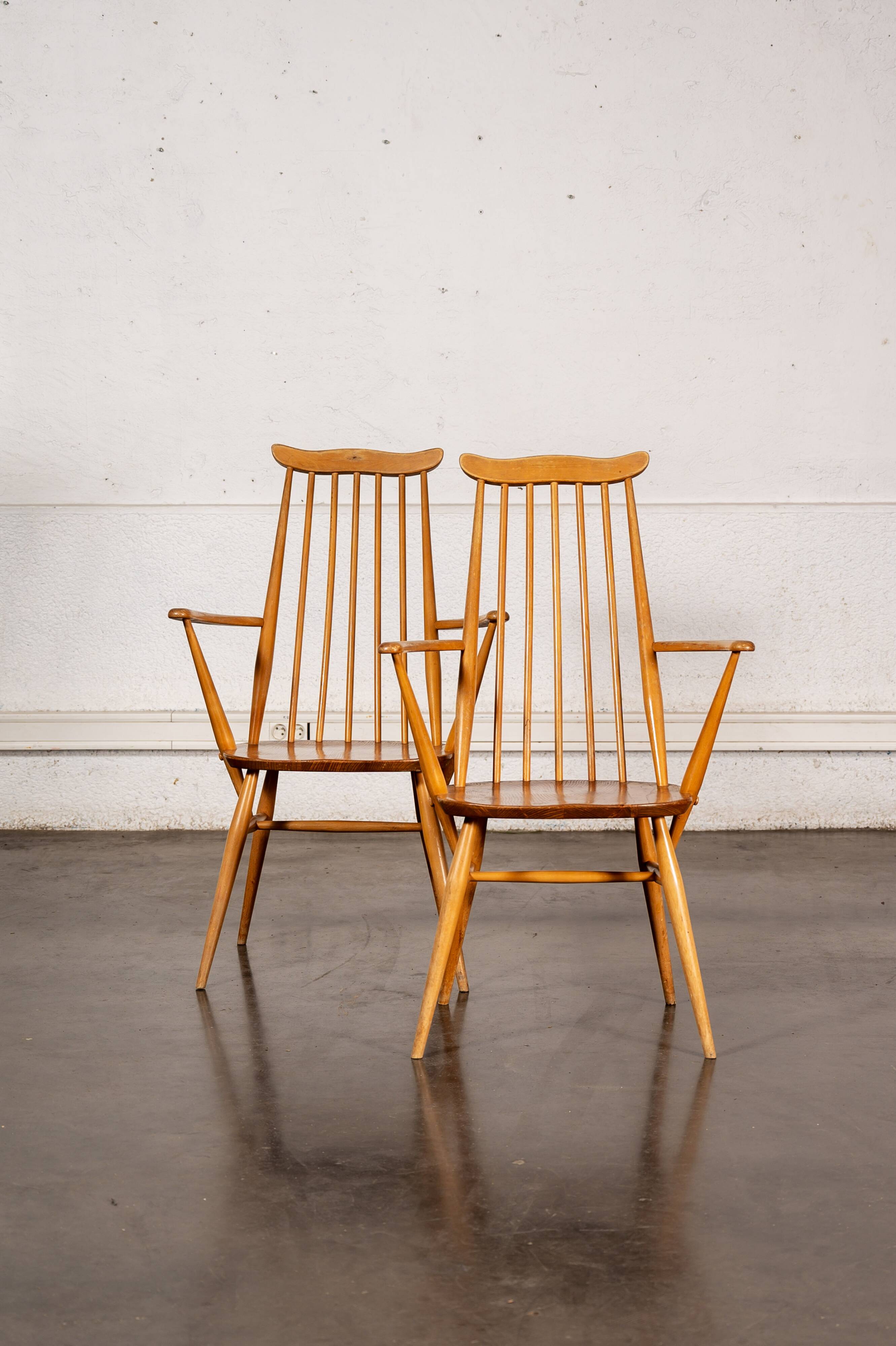 Set of 2 Windsor chairs with armrests.